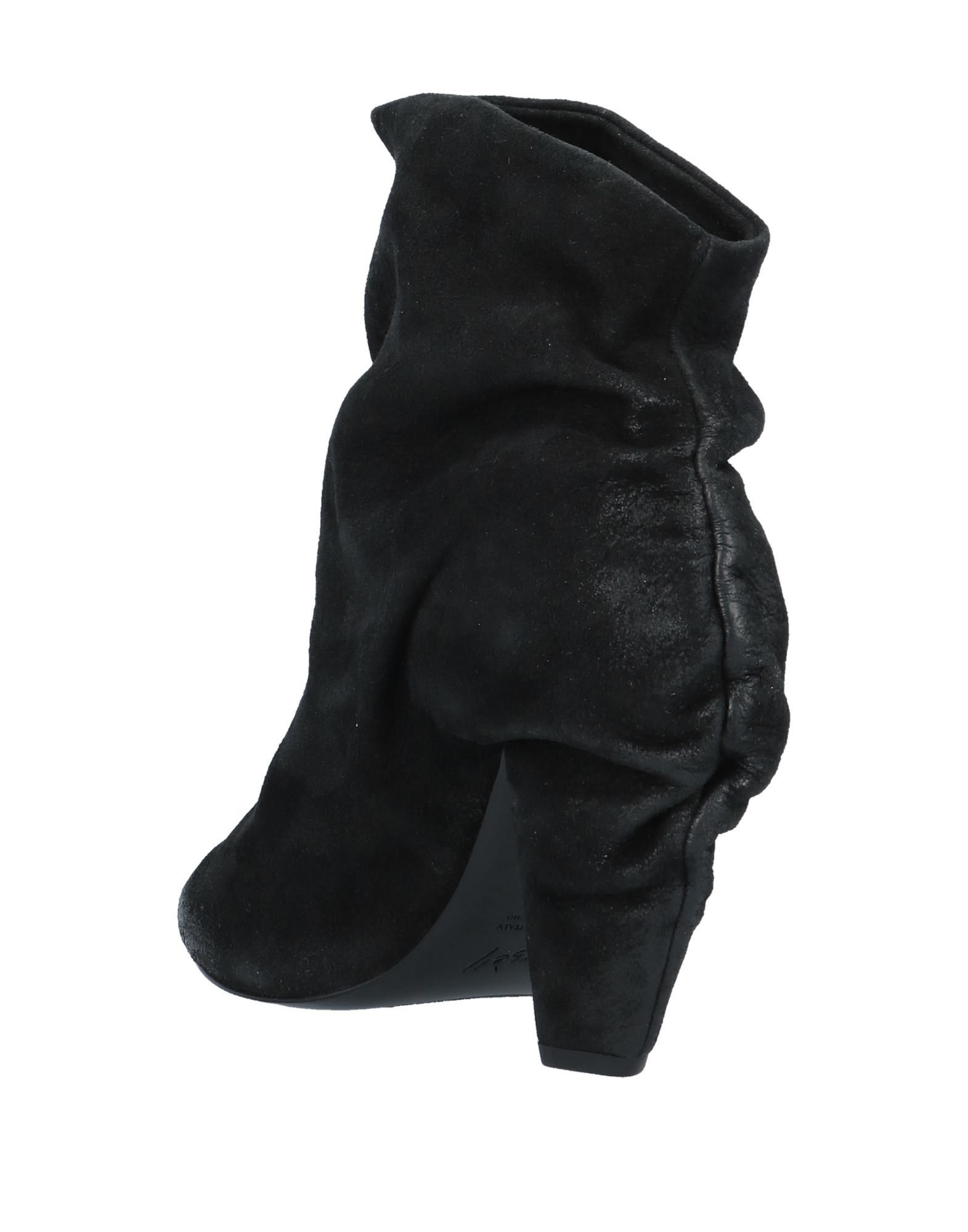 leather, no appliqués, solid colour, narrow toeline, cone heel, leather lining, rubber cleated sole, contains non-textile parts of animal origin, suede effect, large sized