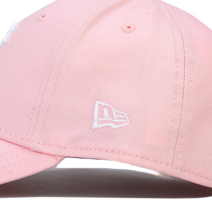 Womens New Era Boston Red Sox Essential 9Forty Cap in Pink.<BR><BR>- Pre-curved brim<BR>- Button to top<BR>- Perforations around centre<BR>- Tonal stitching<BR>- Adjustable back fastening<BR>- Boston Red Sox branding to front<BR>- New Era branding to side<BR>- 100% Cotton<BR>- Ref: 11871483