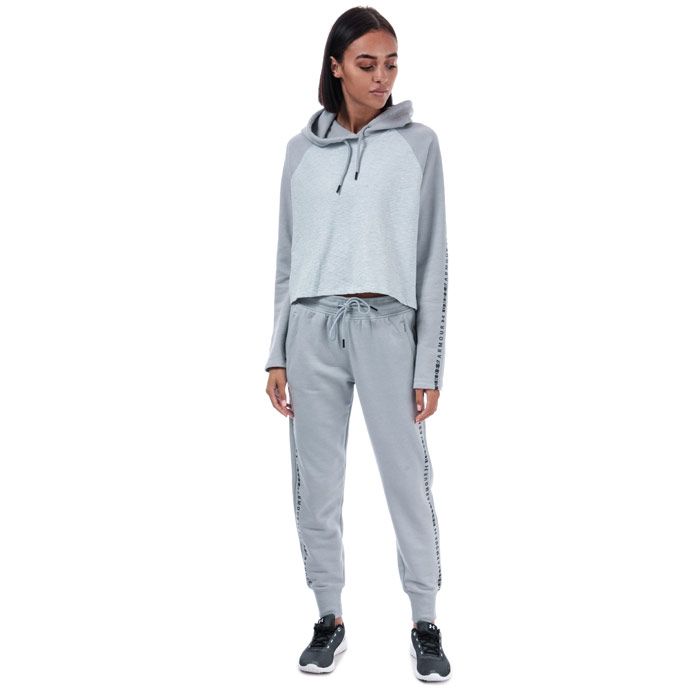 Womens Under Armour Microthread Fleece Pants in mod gray light heather. – Microthread fleece fabric in the fabric is soft  stretchy and breathable. – 4-way stretch construction improves mobility and maintains shape. – Ribbed elasticated waist with drawcord. – Zipped front pockets.   – Under Armour linear wordmark graphic printed to sides. – Ribbed cuffs. – Tapered leg. – Loose fit: Fuller cut for complete comfort. – Inside leg length measures 27.5in approximately. – 54% Cotton  46% Polyester.  Machine washable. – Ref: 1321183-011 – Measurements are intended for guidance only.