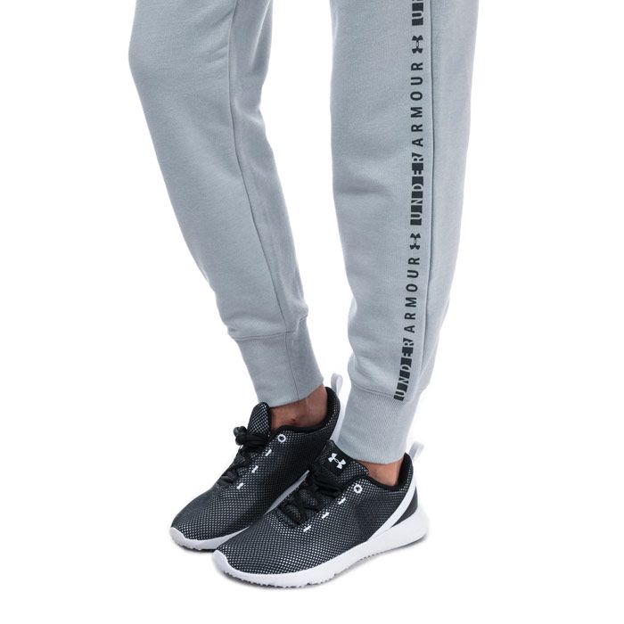 Womens Under Armour Microthread Fleece Pants in mod gray light heather. – Microthread fleece fabric in the fabric is soft  stretchy and breathable. – 4-way stretch construction improves mobility and maintains shape. – Ribbed elasticated waist with drawcord. – Zipped front pockets.   – Under Armour linear wordmark graphic printed to sides. – Ribbed cuffs. – Tapered leg. – Loose fit: Fuller cut for complete comfort. – Inside leg length measures 27.5in approximately. – 54% Cotton  46% Polyester.  Machine washable. – Ref: 1321183-011 – Measurements are intended for guidance only.