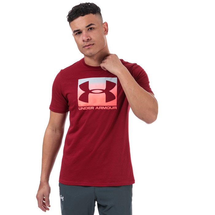 Mens Under Armour UA Boxed Sportstyle T- Shirt in red.<BR><BR>- Ribbed crew neck.<BR>- Short sleeves.<BR>- Super-soft  cotton-blend fabric provides all-day comfort.<BR>- Tonal back neck tape.<BR>- Large Under Armour graphic logo printed to chest.<BR>- Regular fit. <BR>- Breathable.<BR>- 60% Cotton  40% Polyester. Machine washable.<BR>- Ref: 1329581615