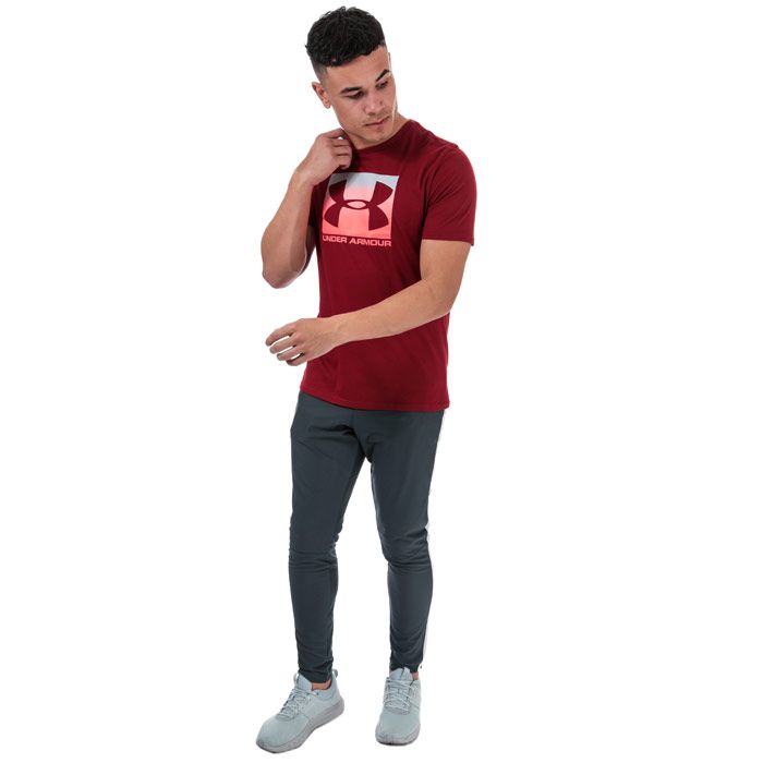 Mens Under Armour UA Boxed Sportstyle T- Shirt in red.<BR><BR>- Ribbed crew neck.<BR>- Short sleeves.<BR>- Super-soft  cotton-blend fabric provides all-day comfort.<BR>- Tonal back neck tape.<BR>- Large Under Armour graphic logo printed to chest.<BR>- Regular fit. <BR>- Breathable.<BR>- 60% Cotton  40% Polyester. Machine washable.<BR>- Ref: 1329581615