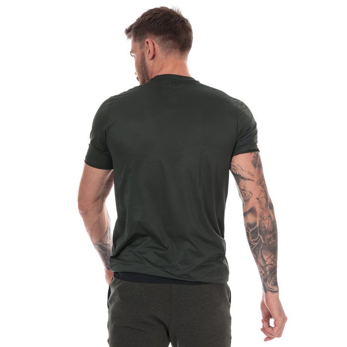 Mens Under Armour Raid T-Shirt in Green<BR>- HeatGear fabric wicks sweat and regulates body temperature.<BR>- Contrasting mesh fabric to reverse and side panels for strategic ventilation.<BR>- Crew neck.<BR>- Ribbed collar.<BR>- Raglan short sleeves.<BR>- UA branded graphic to chest.<BR>- Fitted: Next-to-skin without the squeeze.<BR>- Shoulder to hem approx. 27in<BR>-  90% Polyester  10% Elastane. Machine Washable.<BR>- Ref: 1345305310<BR><BR>Measurements are intended for guidance only