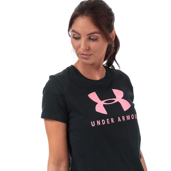 Womens Under Armour Graphic Sportstyle Classic T-Shirt in black.<BR><BR>- Super soft cotton blend jersey fabric provides all day comfort.<BR>- Fast-drying fabric wicks sweat away from your body.<BR>- Ribbed crew neck. <BR>- Short sleeves.  <BR>- Tonal back neck tape.<BR>- Large Under Armour graphic logo printed to chest.<BR>- Loose fit: Fuller cut for complete comfort.<BR>- Measurement from shoulder to hem: 25“ approximately.<BR>- 60% Cotton  40% Polyester.  Machine washable. <BR>- Ref: 1346844-003<BR><BR>Measurements are intended for guidance only.