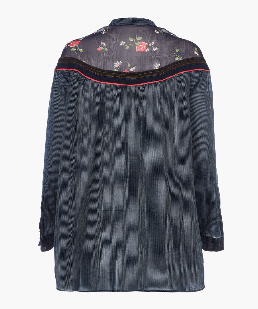 Free People Hearts and colors navy printed top
 

 Free-spirited, bohemian vibes run in the veins of American apparel brand Free People, specifically crafted with artistic women in mind.