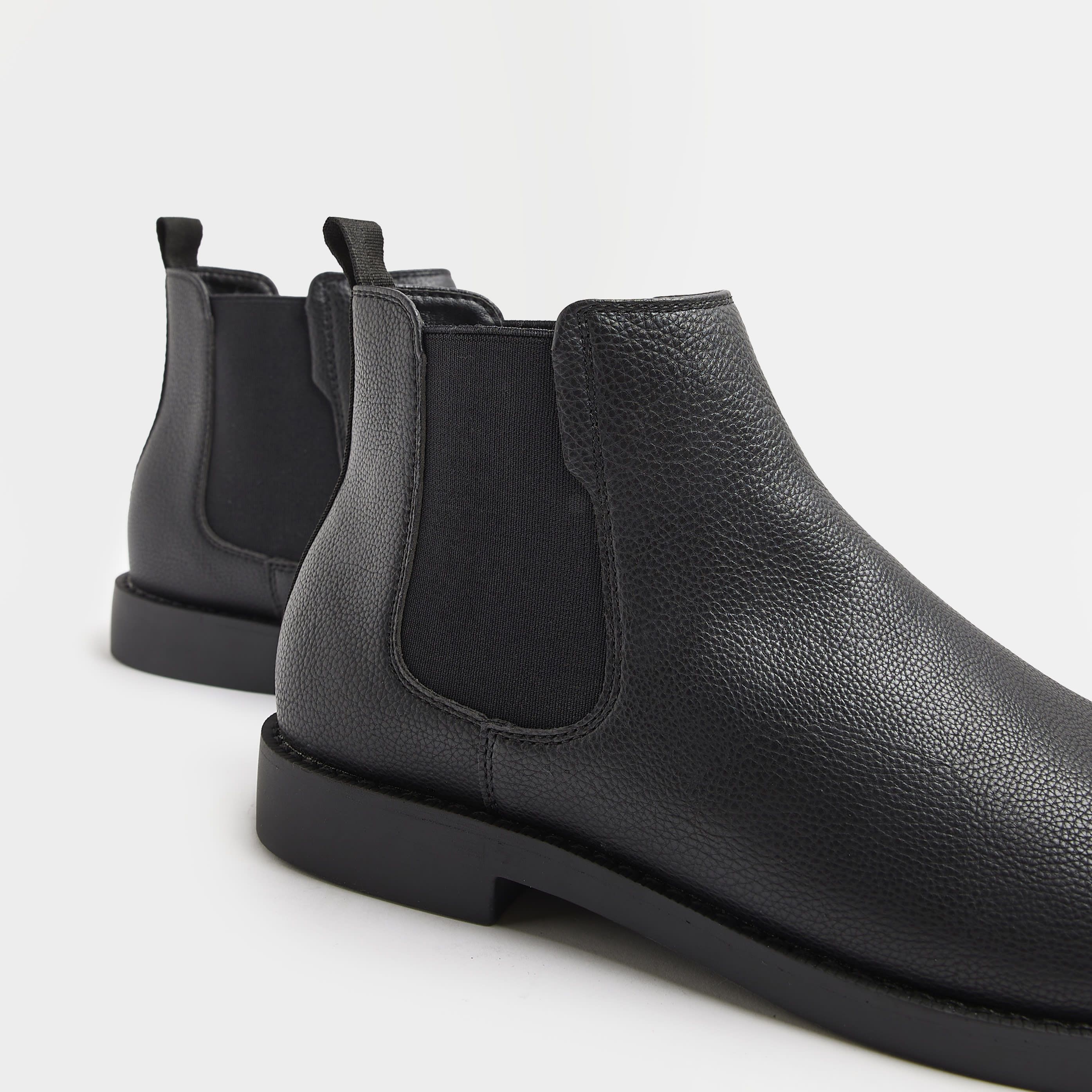 > Brand: River Island> Department: Men> Upper Material: PU> Material Composition: Upper: PU, Sole: Rubber> Type: Boot> Style: Chelsea> Occasion: Casual> Season: AW22> Pattern: No Pattern> Closure: Slip On> Toe Shape: Round Toe> Shoe Shaft Style: Ankle> Shoe Width: E