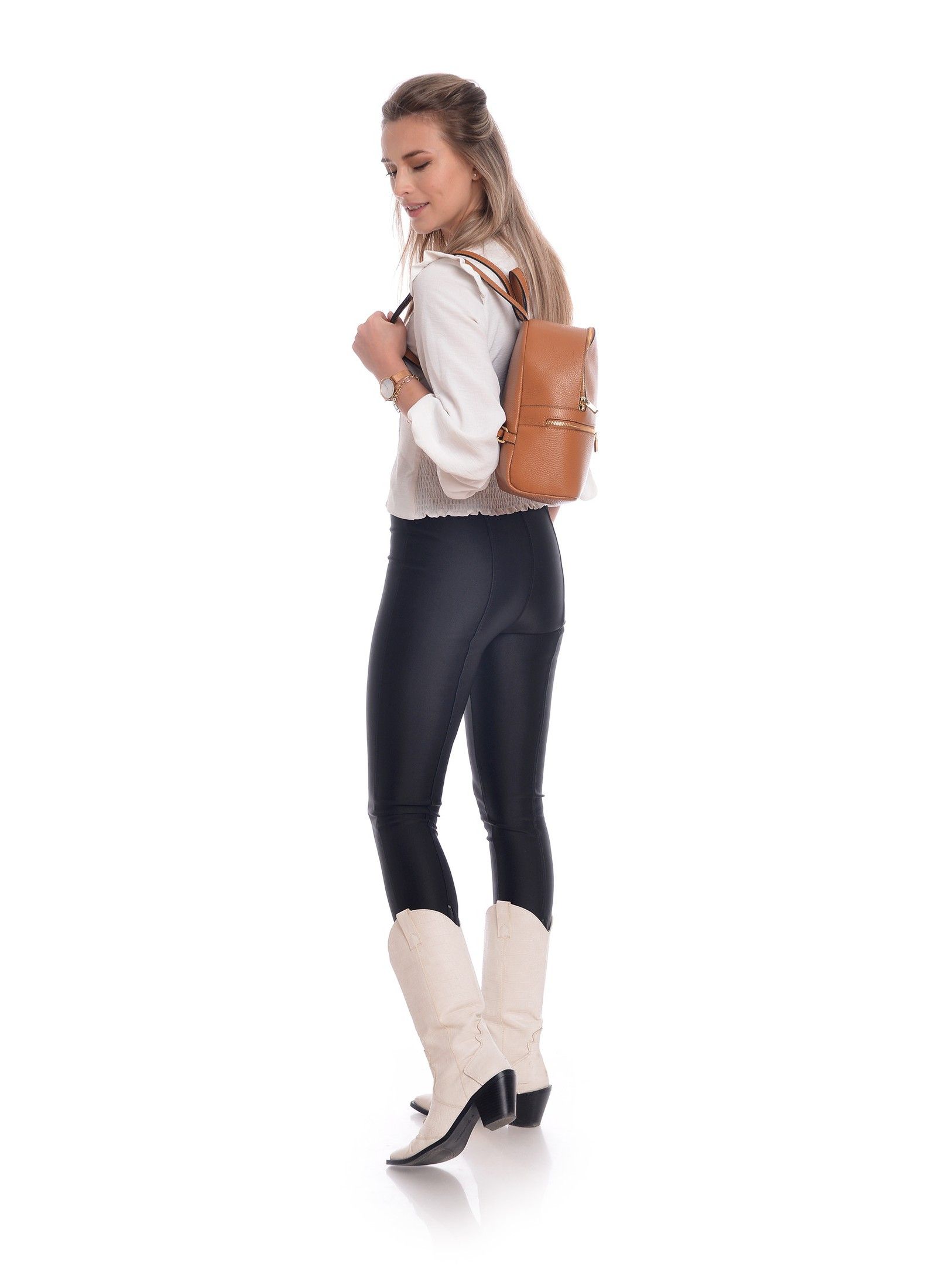 Backpack
100% cow leather
Top zip closure
Front zip pocket
Dimensions (L) 29x23x10 cm
Handle: 19.5 cm
Shoulder strap: 80cm x 4