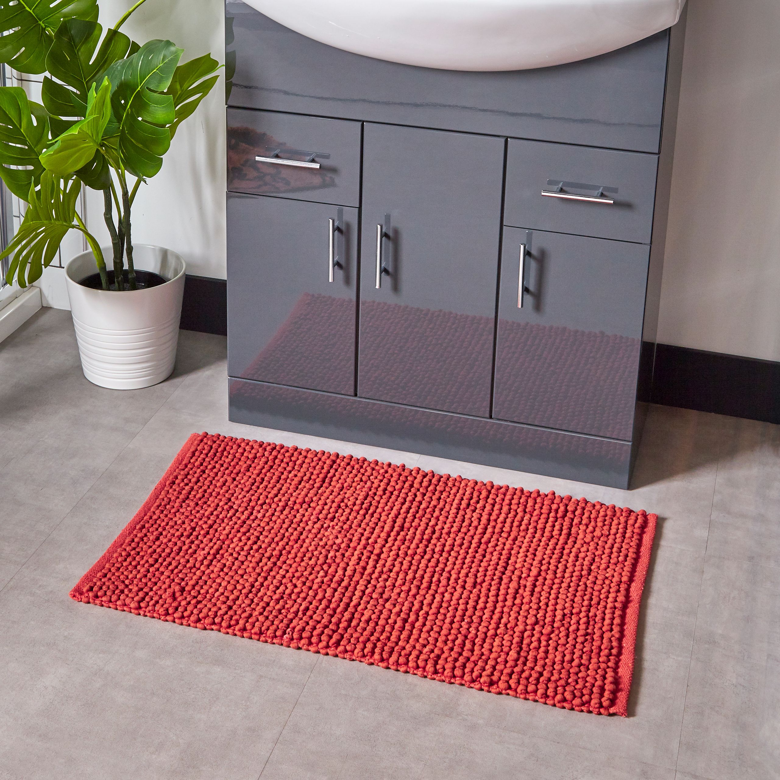 Featuring a woven bobble design in an array of stylish colours. Made from 100% Cotton, making this bath mat incredibly soft under foot. This bath mat has an anti-slip quality, keeping it securely in place on your bathroom floor. The 1900 GSM ensures this bath mat is super absorbent preventing post-bath or shower puddles.