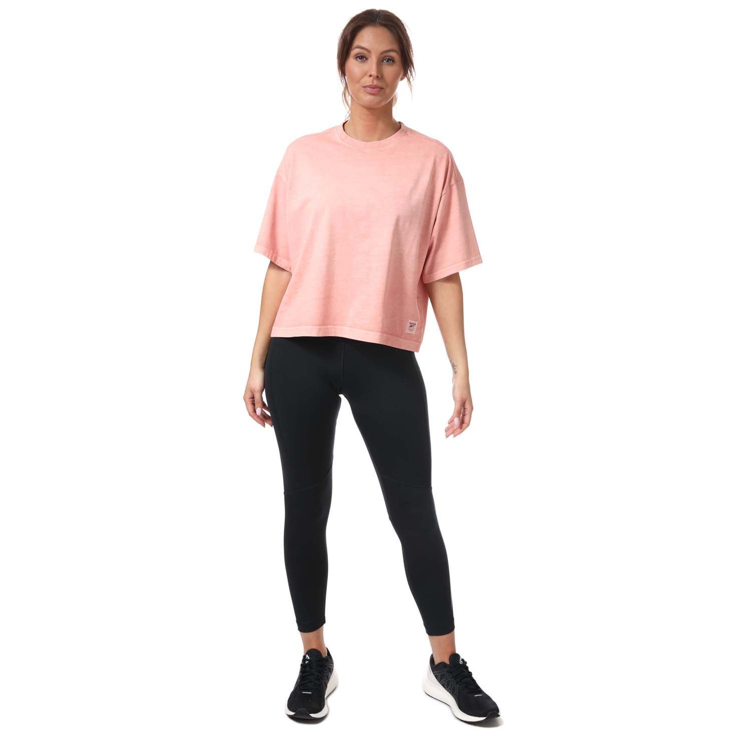 Womens Reebok Classics Natural Dye Cropped T-Shirt in berry.- Crew neck.- Short sleeves.- Drop shoulder.- Heavyweight feel.- Tonal embroidered logo.- Relaxed fit.- Main material: 100% Organic Cotton. Rib Part: 95% Organic Cotton  5% Elastane.- Ref:H09019