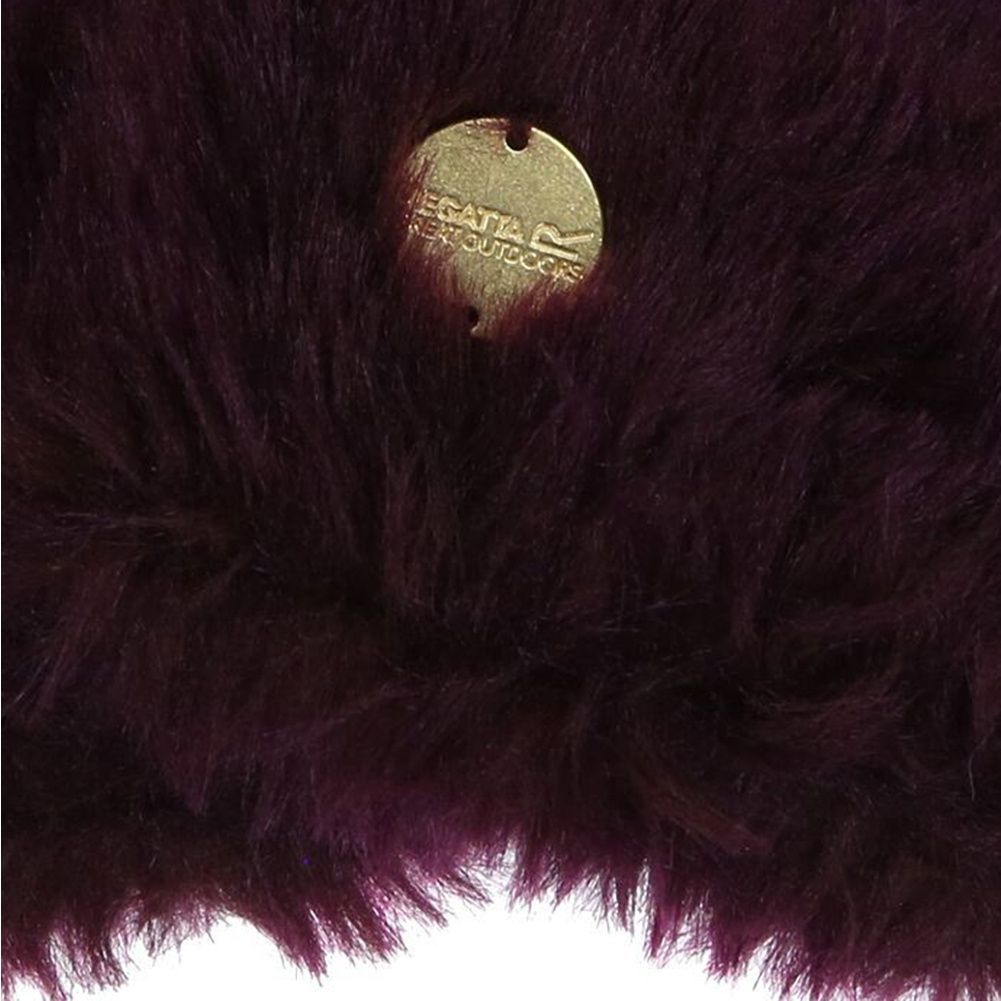 100% Cotton jersey knit. Faux fur trim. Small Regatta branded metal badge.