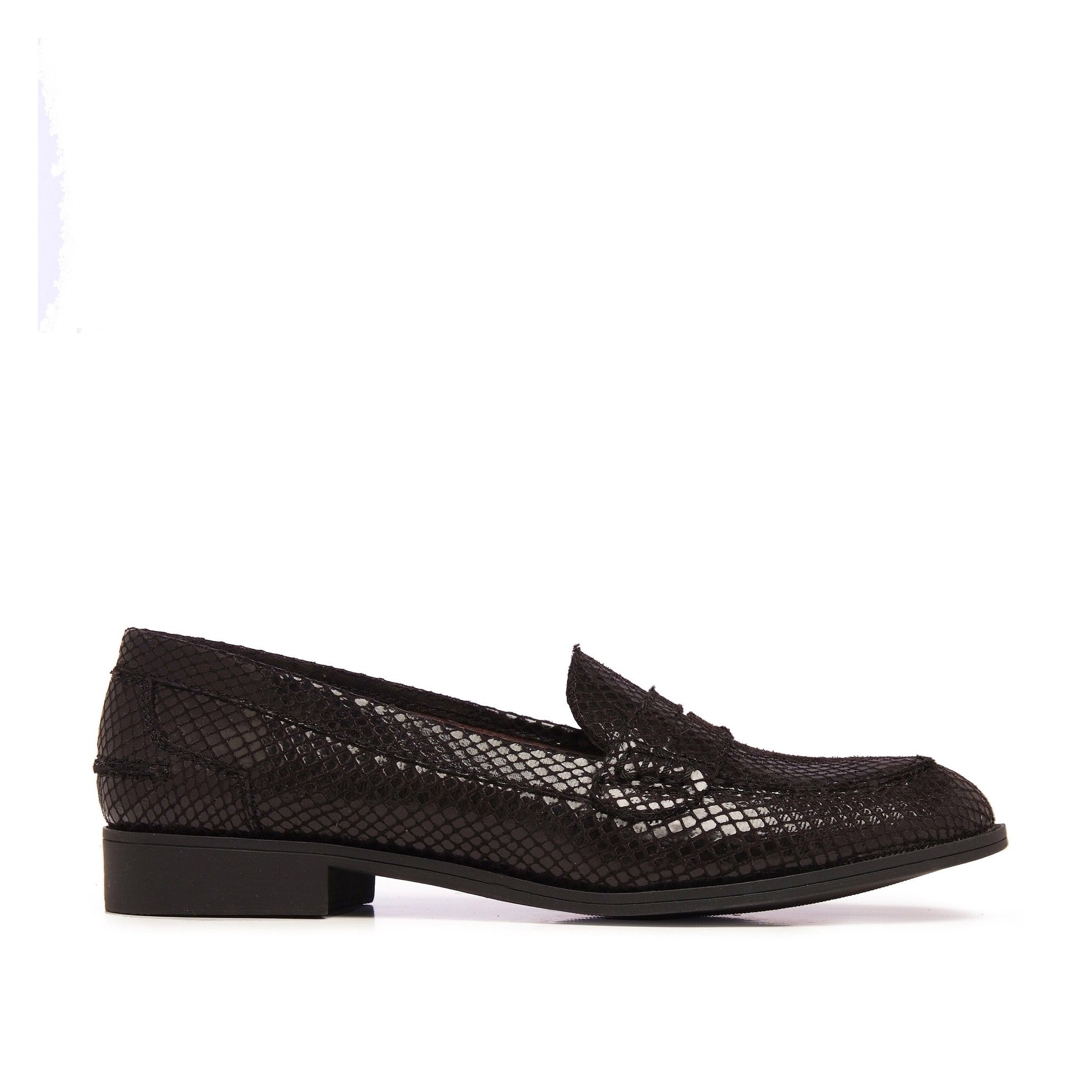 Leather moccasin with mask for women. Snake style. Upper, inner and insole made of leather. Made in Spain