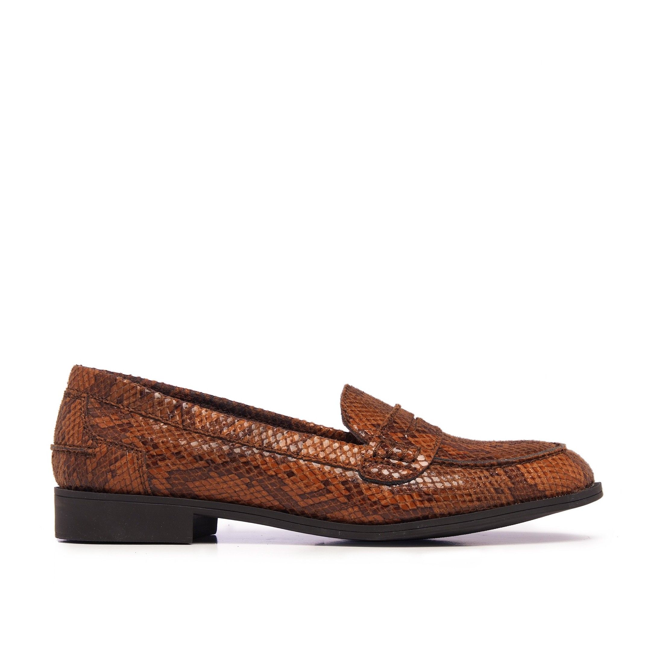 Leather moccasin with mask for women. Snake style. Upper, inner and insole made of leather. Made in Spain
