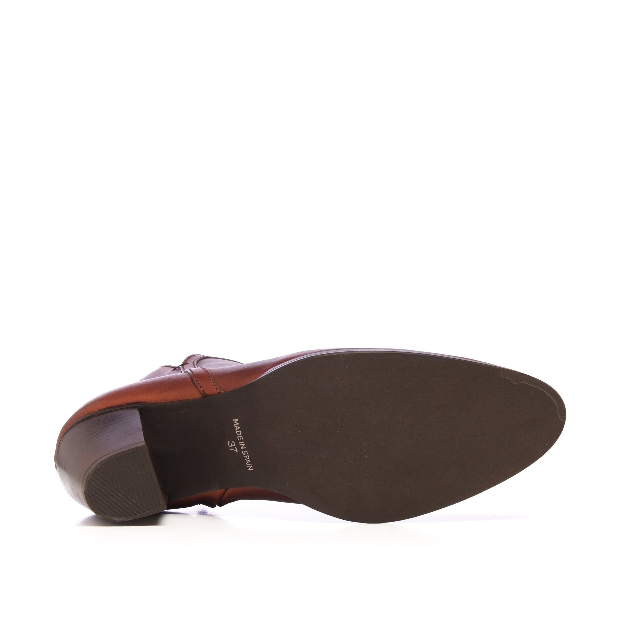 Leather boots for women cowboy style. Upper, inner and insole made of leather. Heel: 4,5 cm. Height cane: 19 cm. Made in Spain.