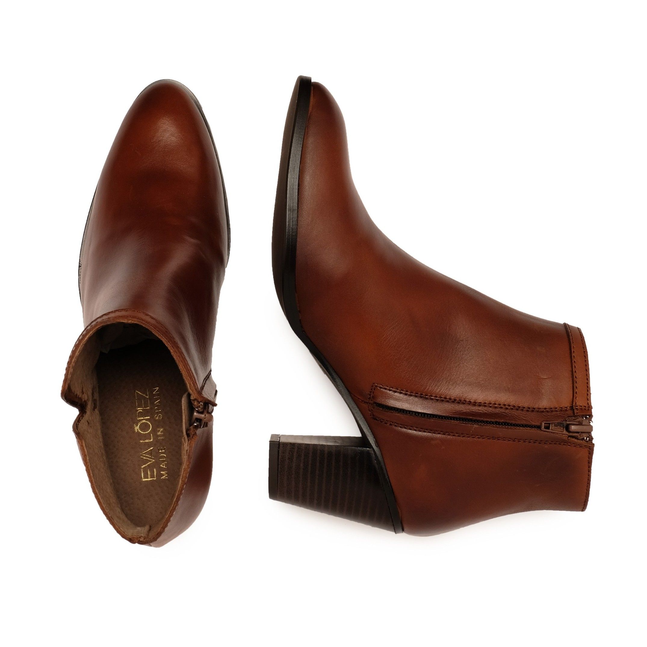 Leather boots for women cowboy style. Upper, inner and insole made of leather. Heel: 4,5 cm. Height cane: 19 cm. Made in Spain.