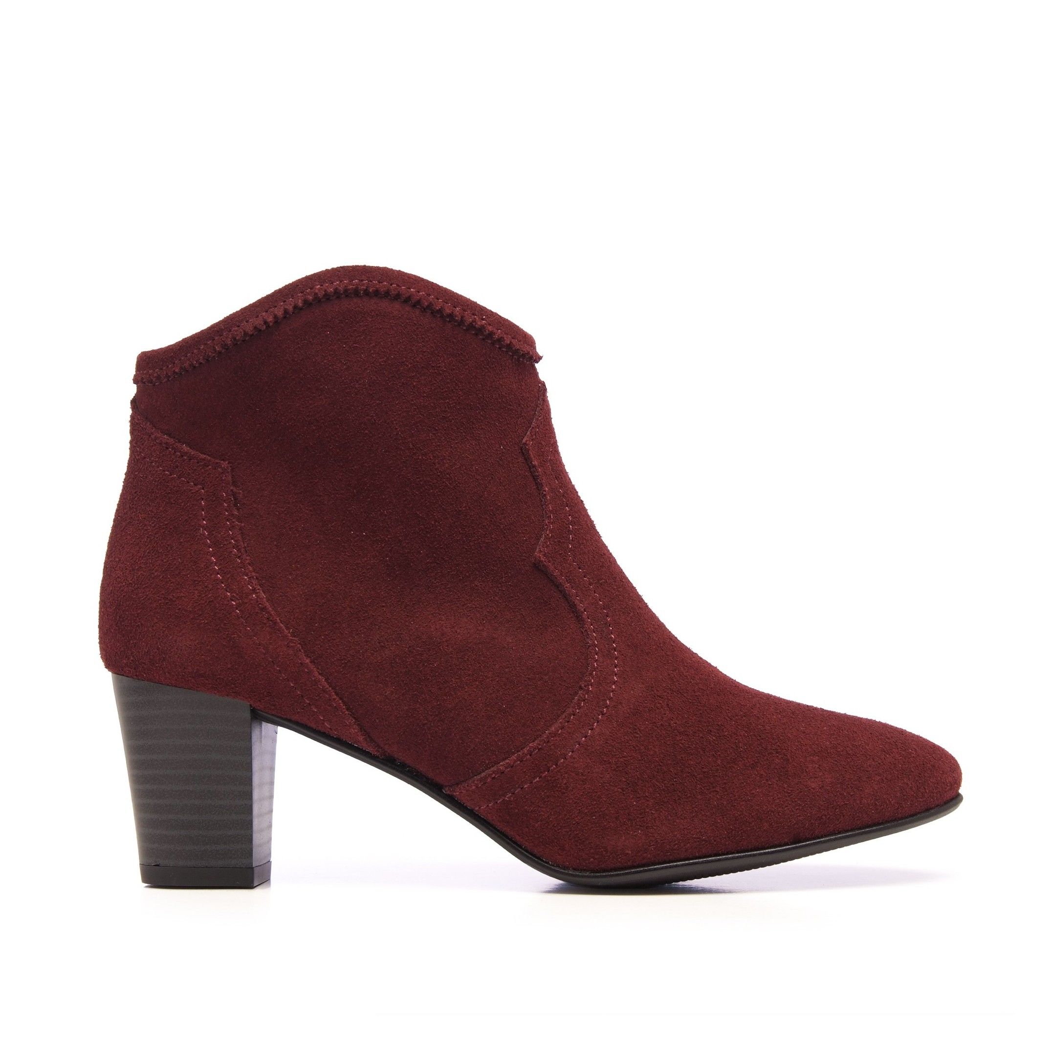 Casual ankle boots with high heel. Zipper closure. Upper, inner and insole made of leather. Heel: 6 cm. Made in Spain.