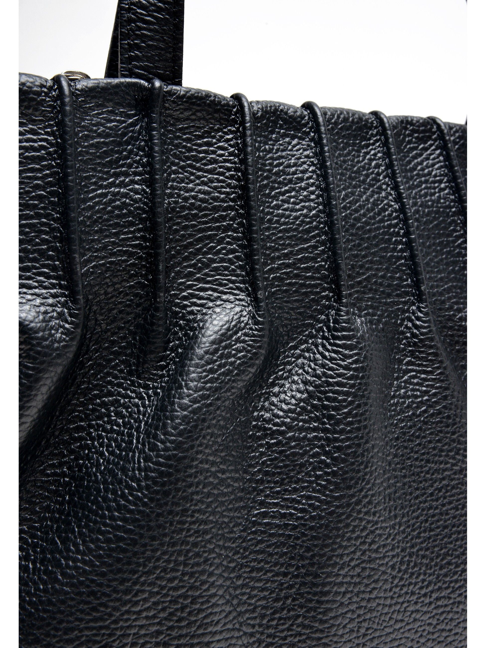 Top Handle Bag
100% cow leather
Top zip closure
Inner zip pocket
Dimensions (L): 30x46x11.5 cm
Handle: 62 cm
Shoulder strap: /