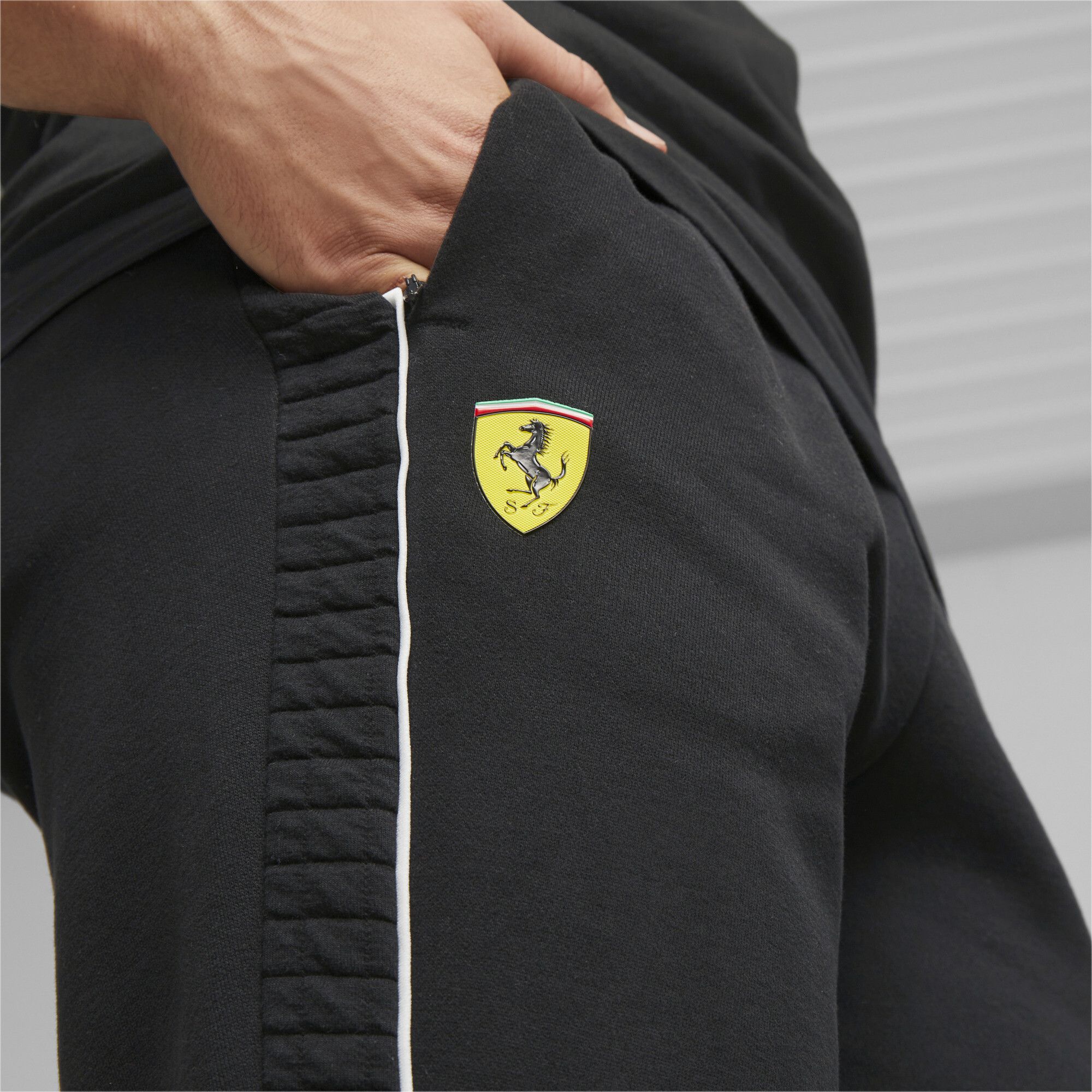 PRODUCT STORY Make a sporting style statement in these pants from Scuderia Ferrari and PUMA. Smart contrast piping and panel inserts with a nod to the chequered flag gives this classic design a fresh new feel. FEATURES & BENEFITS : Recycled Content: Made with at least 20% recycled material as a step toward a better future DETAILS : Elasticated waistband Chequerboard-textured panel inserts Side pockets Contrast piping Scuderia Ferrari branding on front and back PUMA Cat Logo on front