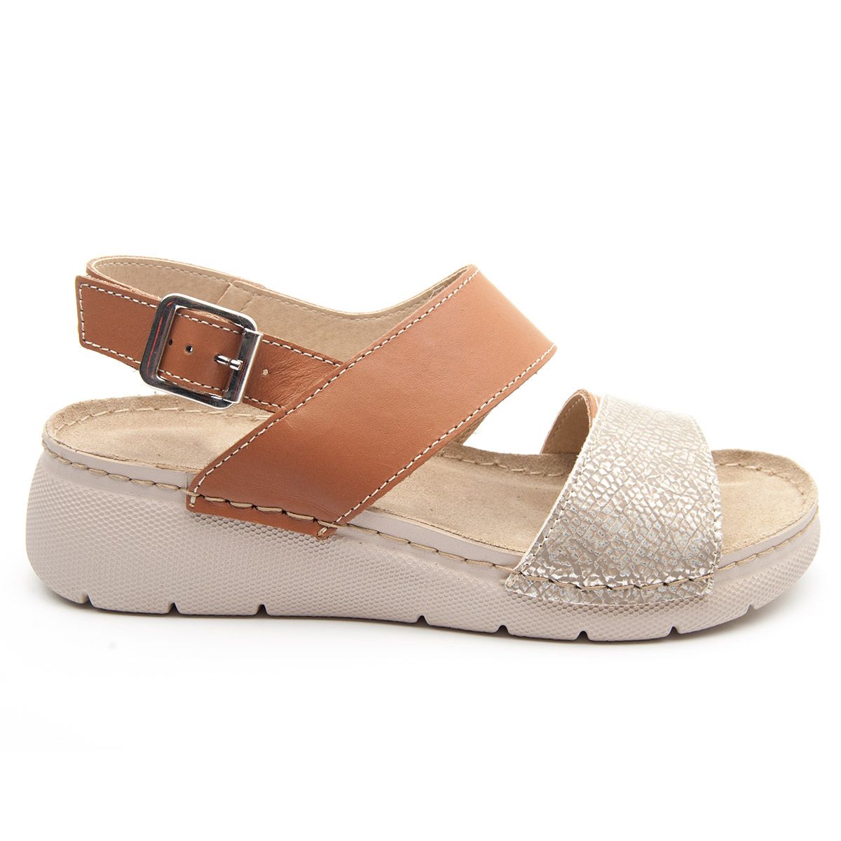 This sandal is on the maximum category of comfort. This is because its plant is made of leather, is padded, has wide horm and a great fastening since it has front strips and another in the heel with buckle closure. Its polyuteran sole is comfortable and non-slip. It consists of a small wedge of 4 cm comfortable and suitable for any occasion. It is doubly sewn by giving greater resistance and consistency to footwear. Easy to clean thanks to its resistant and soft material. 100% manufactured in Spain.