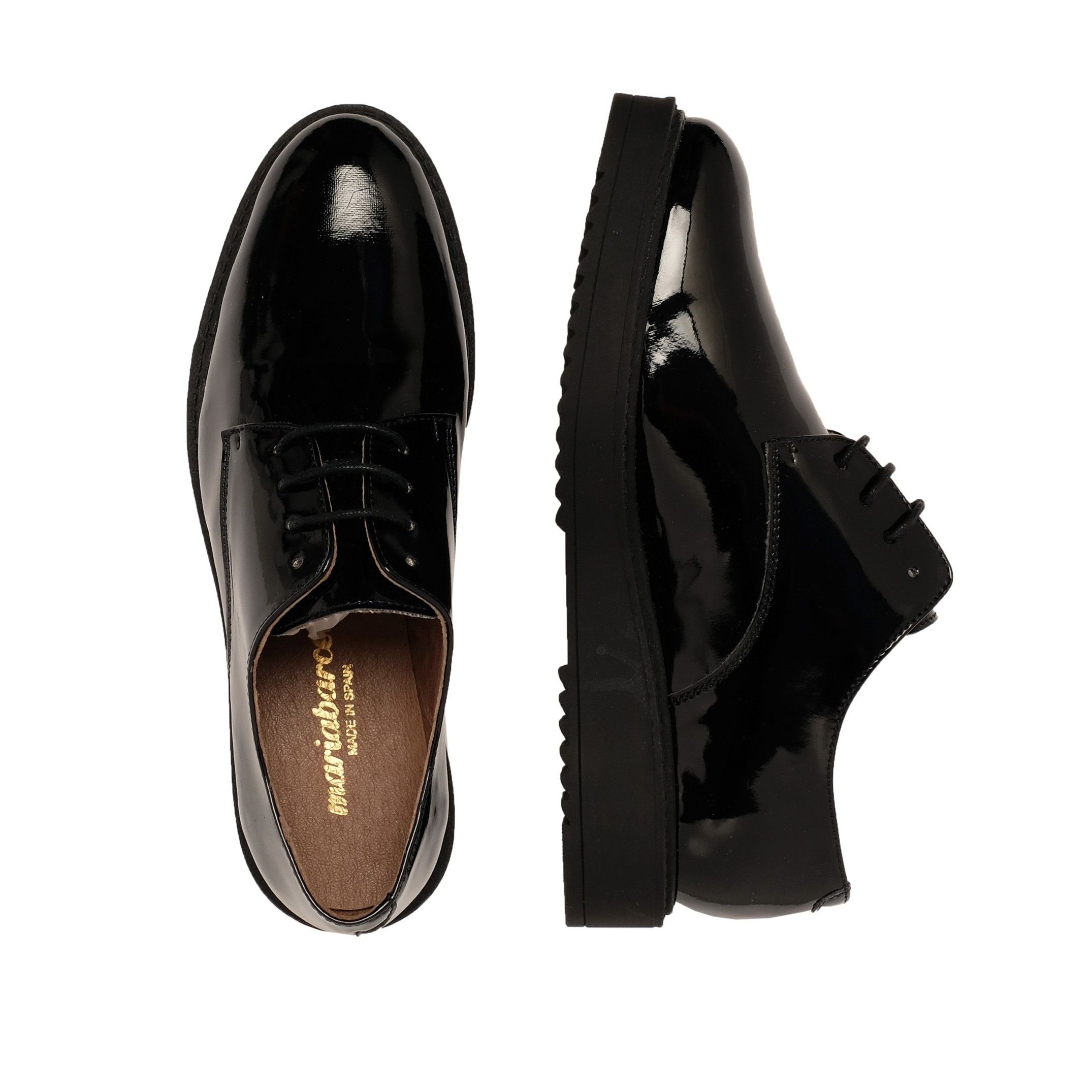 Blucher shoes to dress with laces closure for women. Patent leather. Inner made of leather. Rubber sole. Made in Spain.