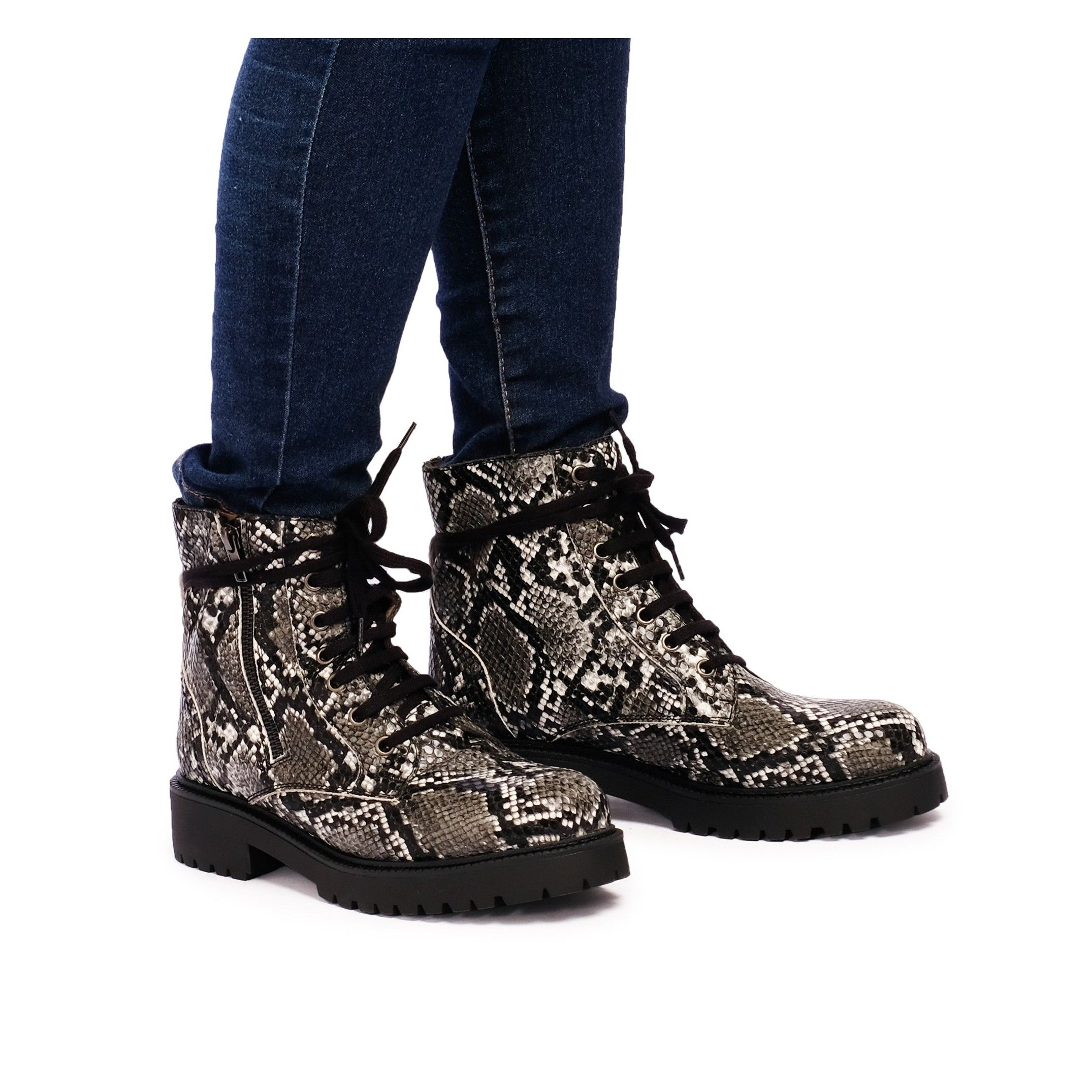 Leather Boots with laces and zipper closure. Snake style. Upper, inner and insole made of leather. Rubber sole. Platform: 2 cm. Wedge: 3,5 cm.