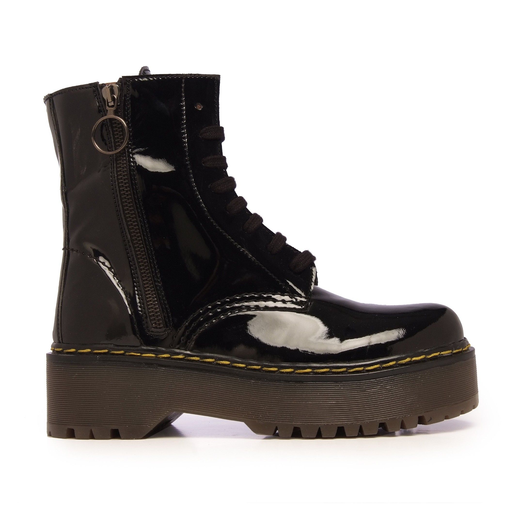 Patent leather boots for women. Laces and zipper closure. Platform: 3 cm. Heel: 5 cm. Made in Spain.