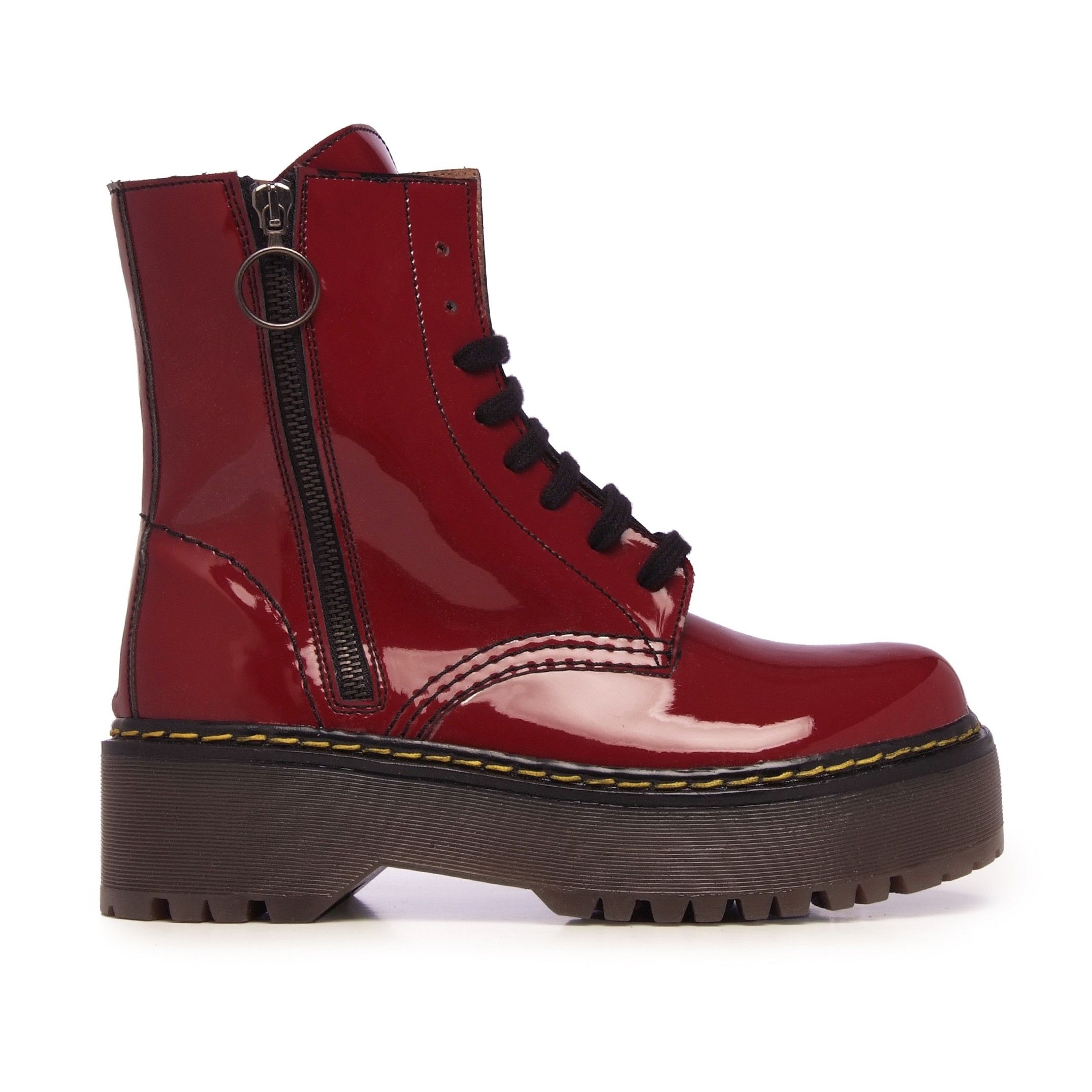 Patent leather boots for women. Laces and zipper closure. Platform: 3 cm. Heel: 5 cm. Made in Spain.
