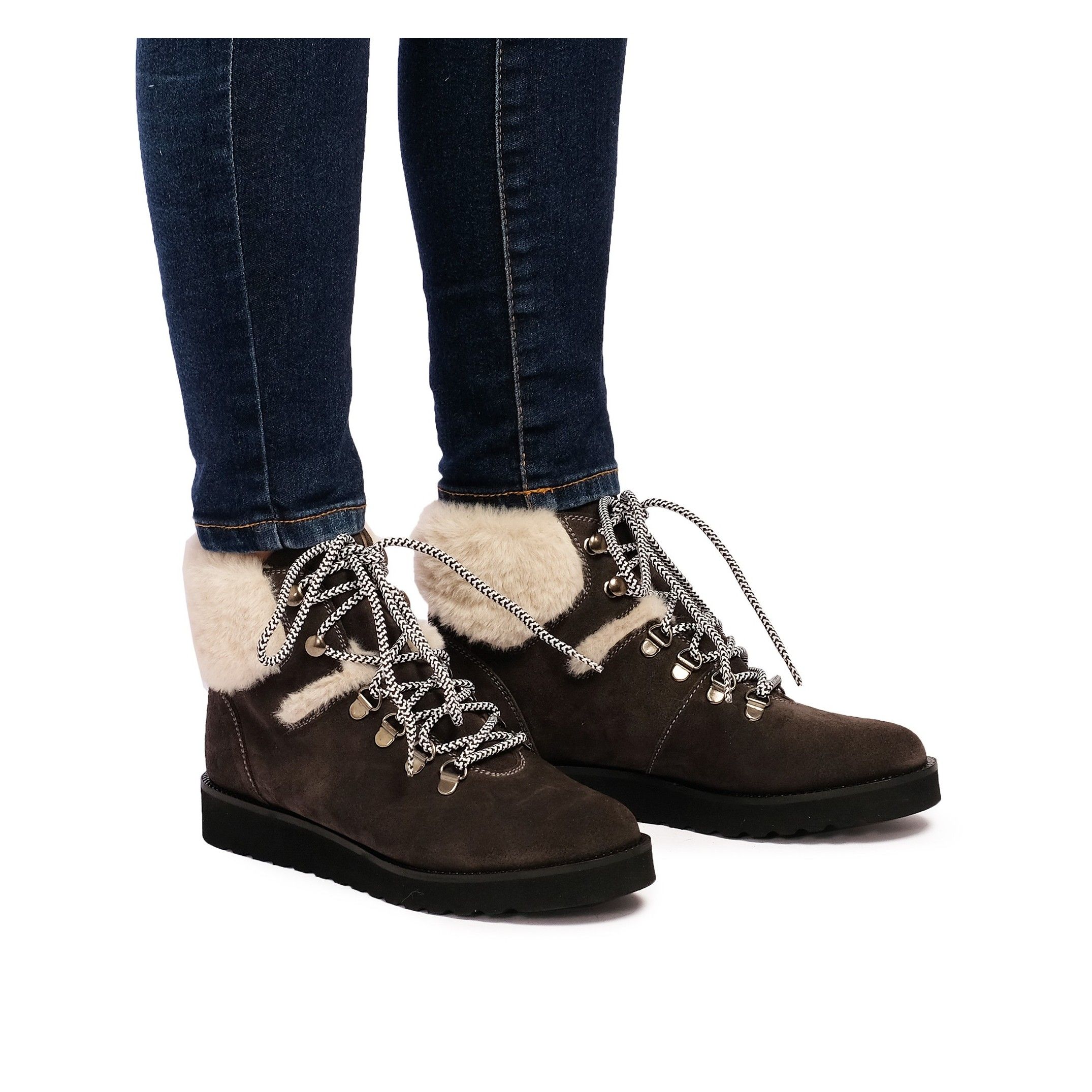Trekking boots for women. Laces closure. Upper, inner and insole made of leather. Platform: 2 cm. Wedge: 2,5 cm. Rubber sole. Made in Spain.