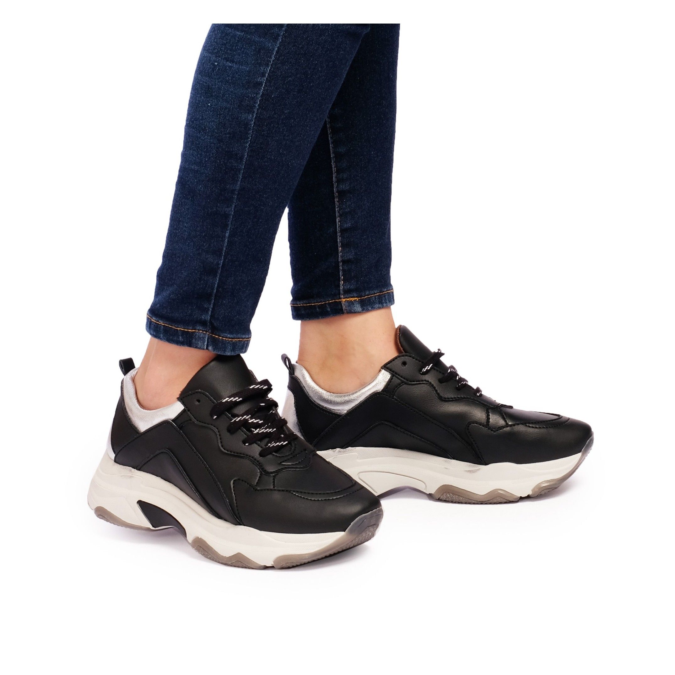 Leather high sneakers with laces for women. Upper, inner and insole made of leather. Laces closure.Platform: 2 cm. Wedge: 5 cm. Made in Spain.