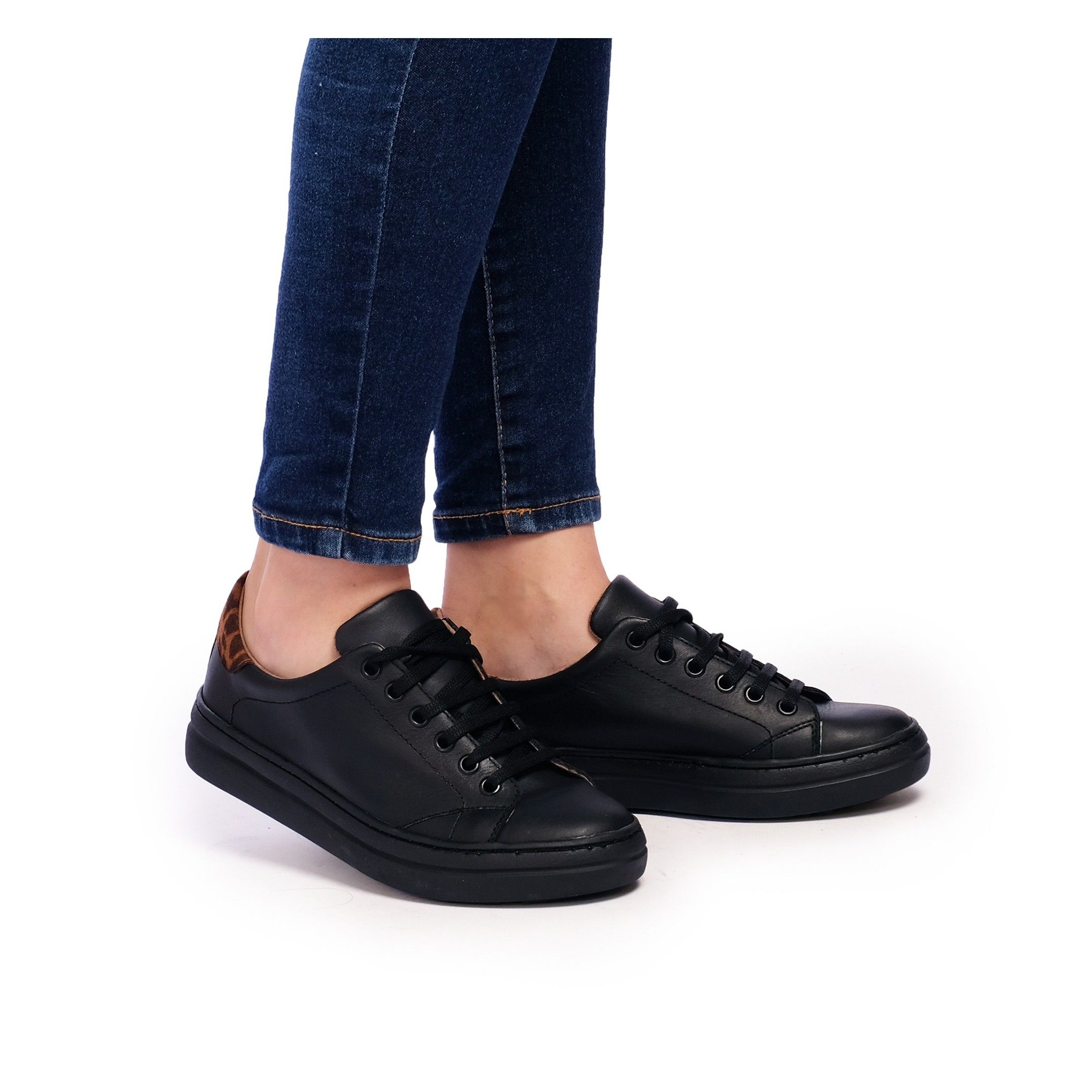 Leather sneakers with laces for women. Upper, inner and insole made of leather. Laces closure. Made in Spain.