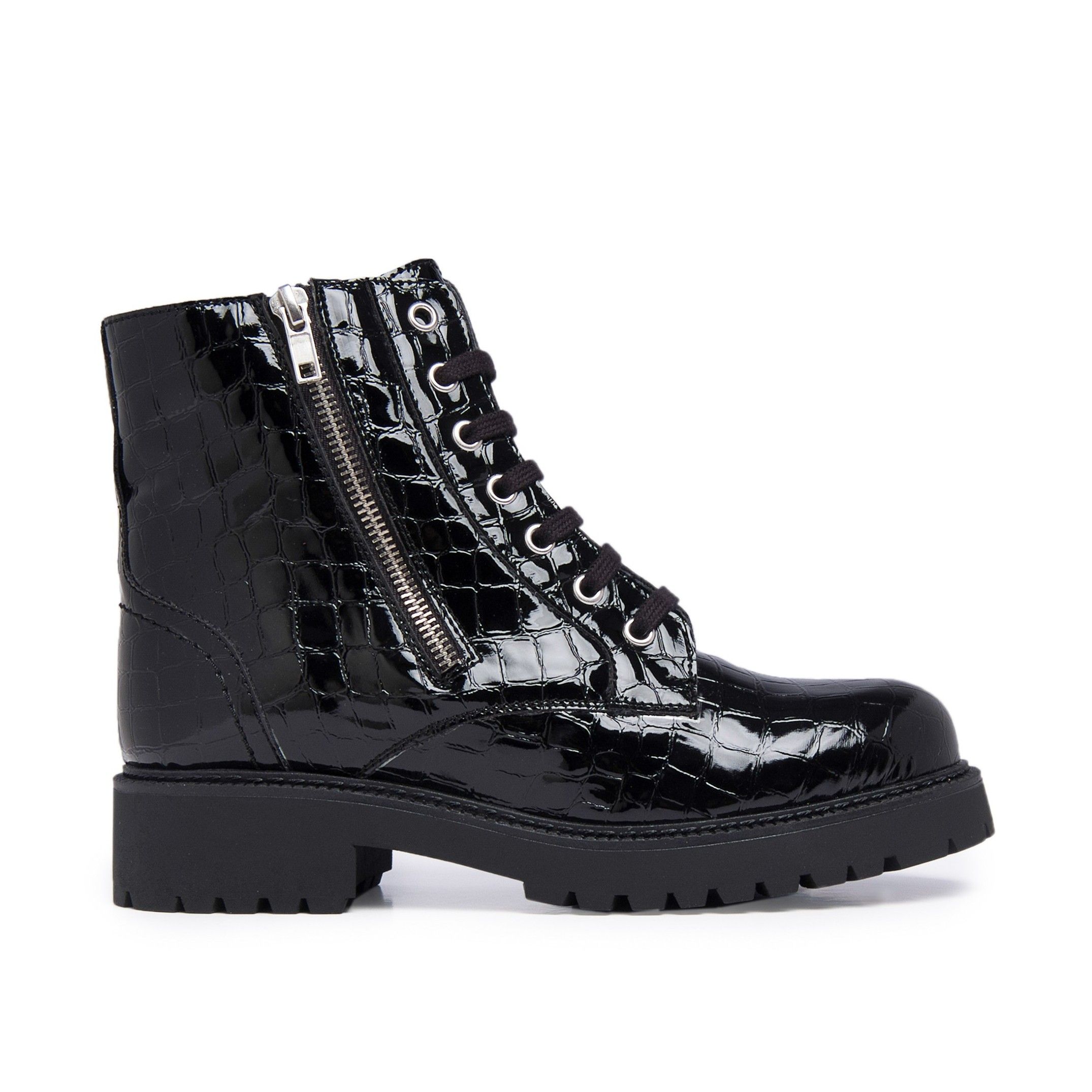 Leather boots with laces closure. Brand: María Barceló. Adjustable closure with laces and outer side zipper. Upper made of synthetic material. Inner and insole made of leather. Sole: TR non-slip. Platform: 3 cm Heel: 5 cm Made in Spain.
