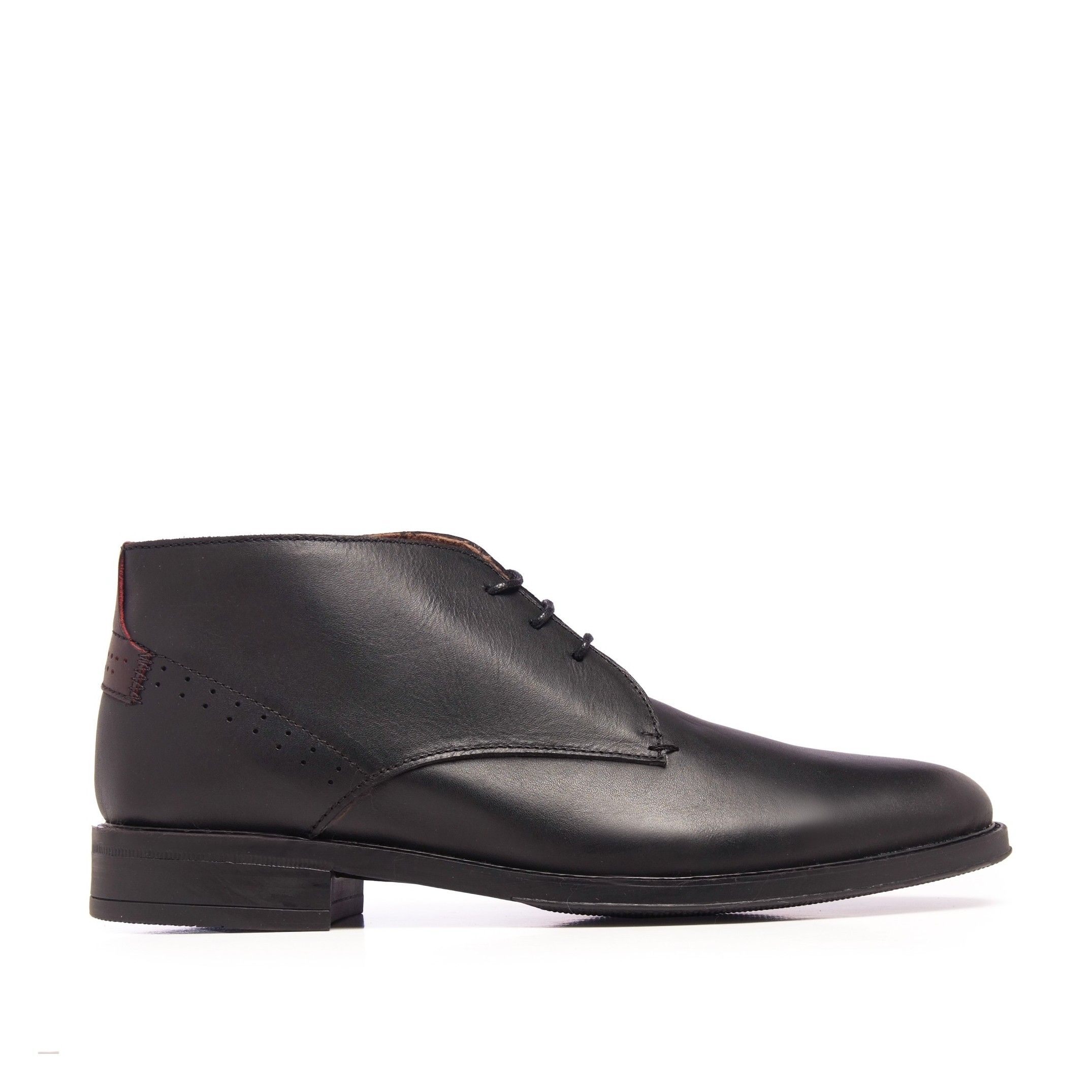 Ankle boots for men with laces closure. Upper and inner made of leather. Rubber sole. Made in Spain.