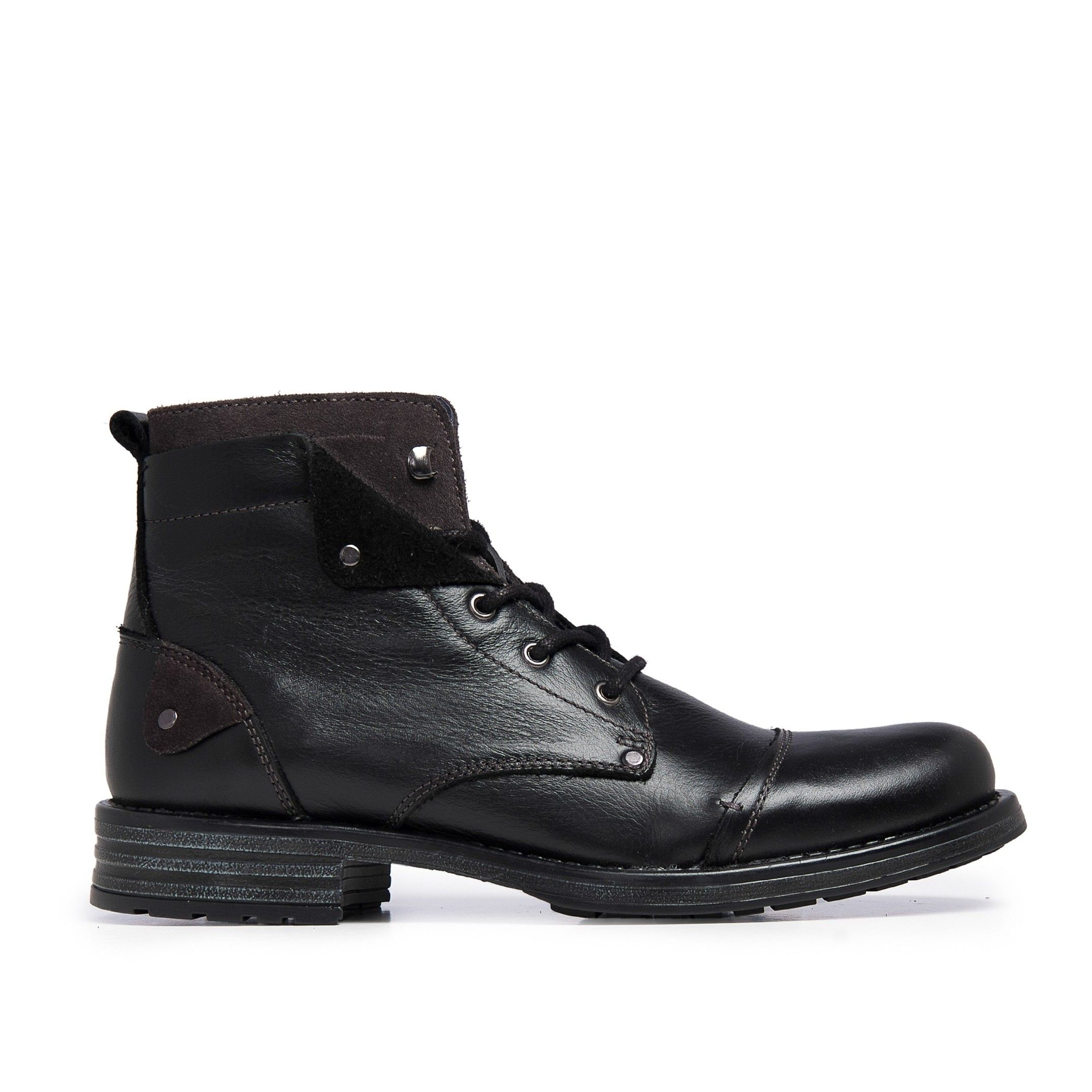 Leather boots for men with casual style. Laces closure. Upper and inner made of leather. Made in Portugal.