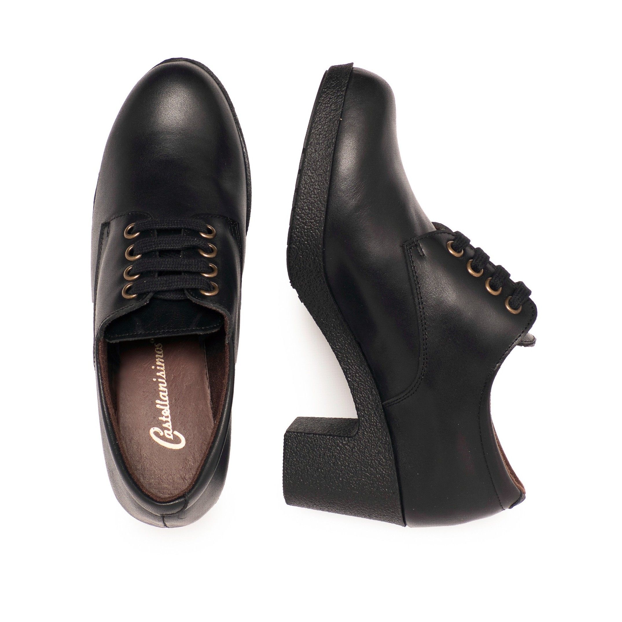 Blucher shoes to dress for women. Upper and inner made of leather. Laces closure. Made in Spain.