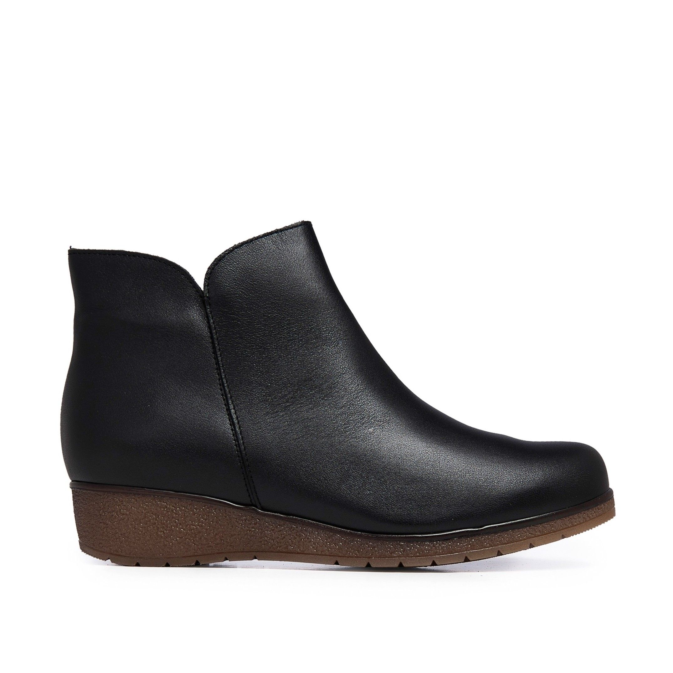 Leather ankle boots for women. Wedge and Zipper closure from inner. Insole made of leather. Upper made of leather. Inner made of textile. Pltaform: 1 cm. Heel: 3 cm. Made in Spain.