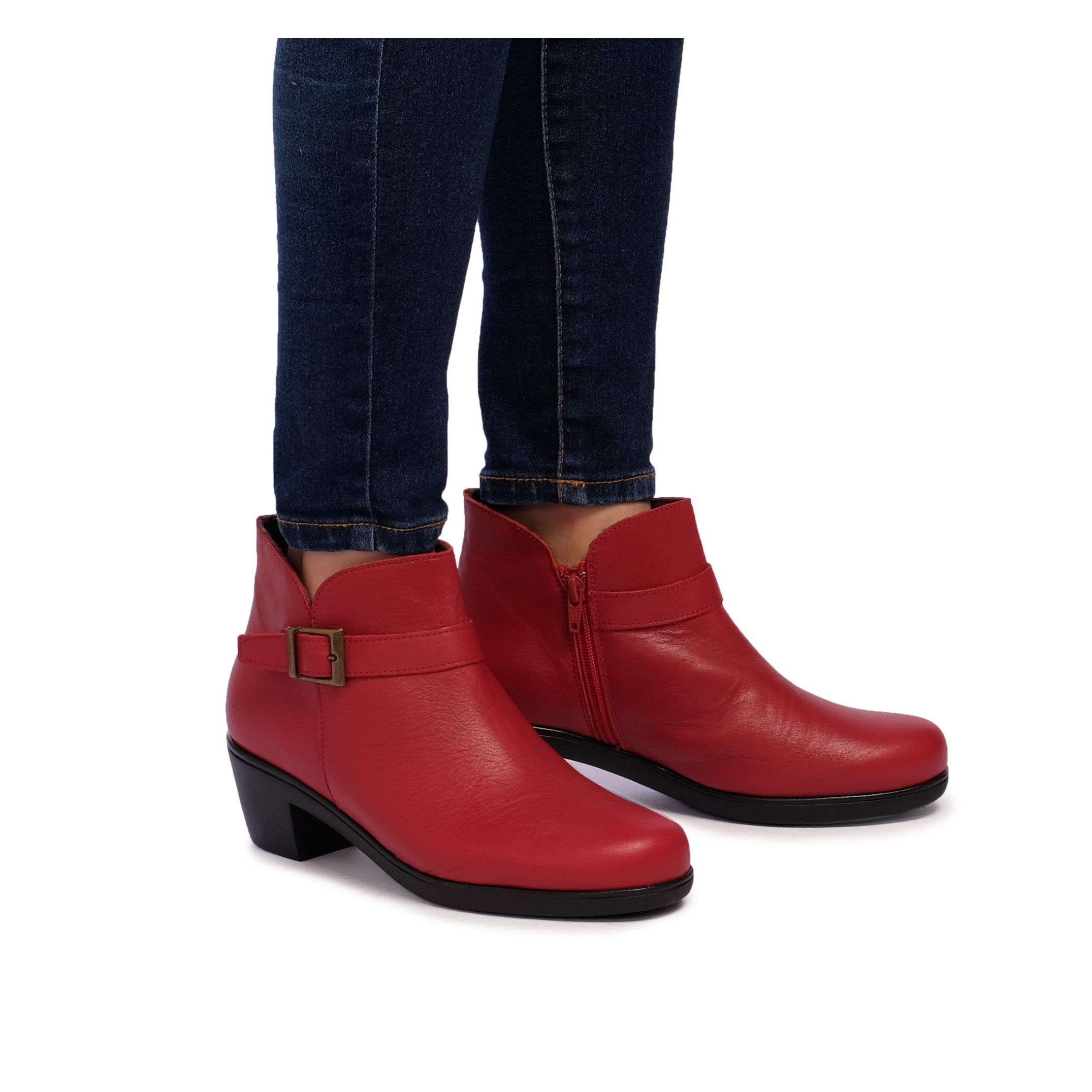 Leather ankle boots for women. Wedge and Zipper closure from inner. Insole made of leather. Upper made of leather. Inner made of textile. Platform: 1 cm. Heel: 5 cm. Made in Spain.
