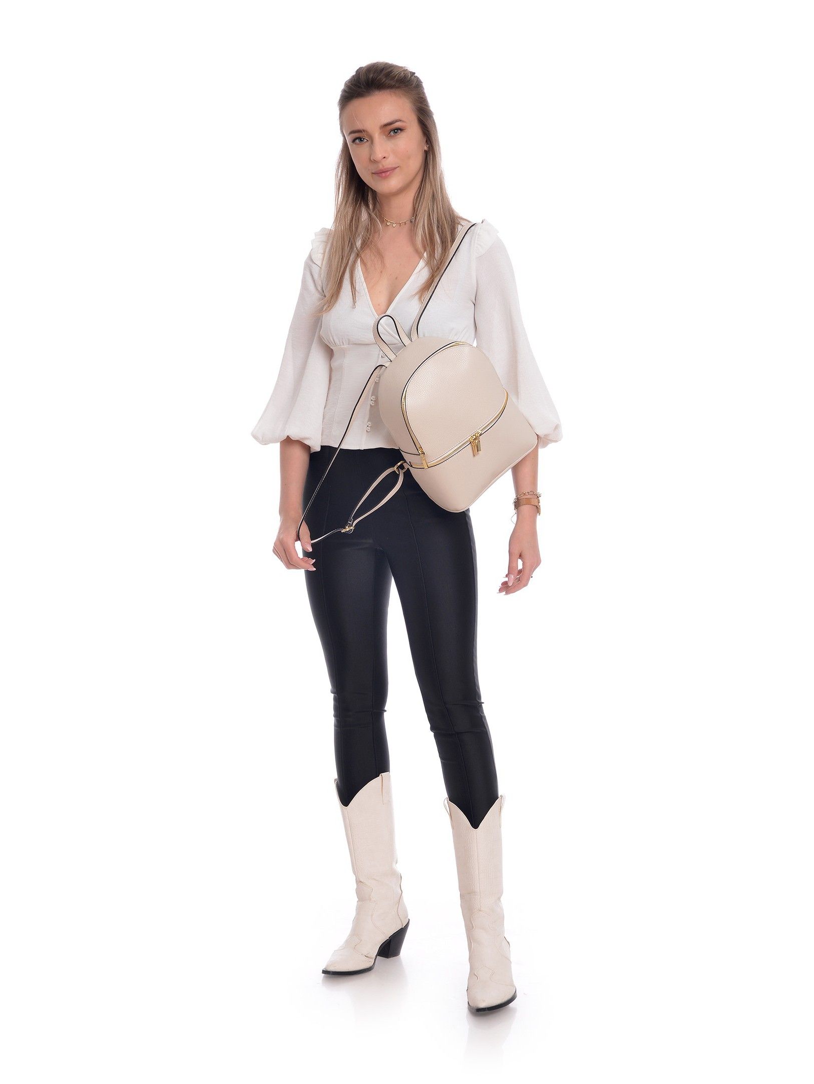 Backpack
100% cow leather
Top zip closure
Front zip pocket
Dimensions (L) 29x23x10 cm
Handle: 19.5 cm
Shoulder strap: 80cm x 5