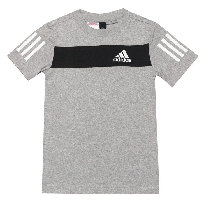 Junior Boys adidas Sport ID T-Shirt  Grey. <BR><BR>- Regular fit is wider at the body  with a straight silhouette. <BR>- Ribbed crewneck.<BR>- short sleeves. <BR>- Printed branding on chest.<BR>- 100% cotton single jersey. Machine washable.<BR>- Ref: ED6502J