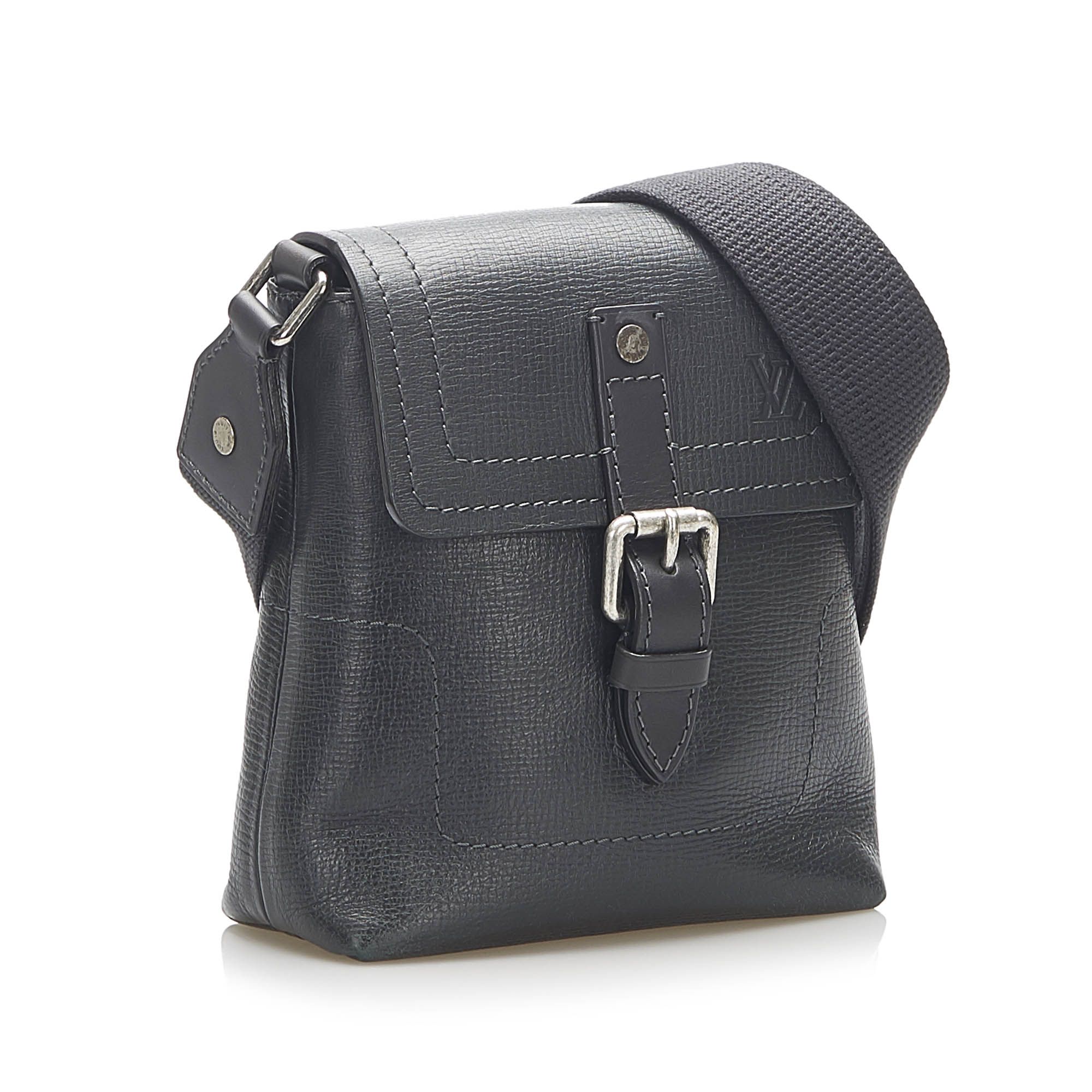 VINTAGE. RRP AS NEW. The Utah Yuma features a leather body, a flat strap, a top flap with buckle closure, and an interior slip pocket.
Dimensions:
Length 20cm
Width 19cm
Depth 8cm
Shoulder Drop 45cm

Original Accessories: Dust Bag, Box

Serial Number: RI 1112
Color: Black
Material: Leather x Calf
Country of Origin: France
Boutique Reference: SSU95202K1342


Product Rating: GoodCondition
