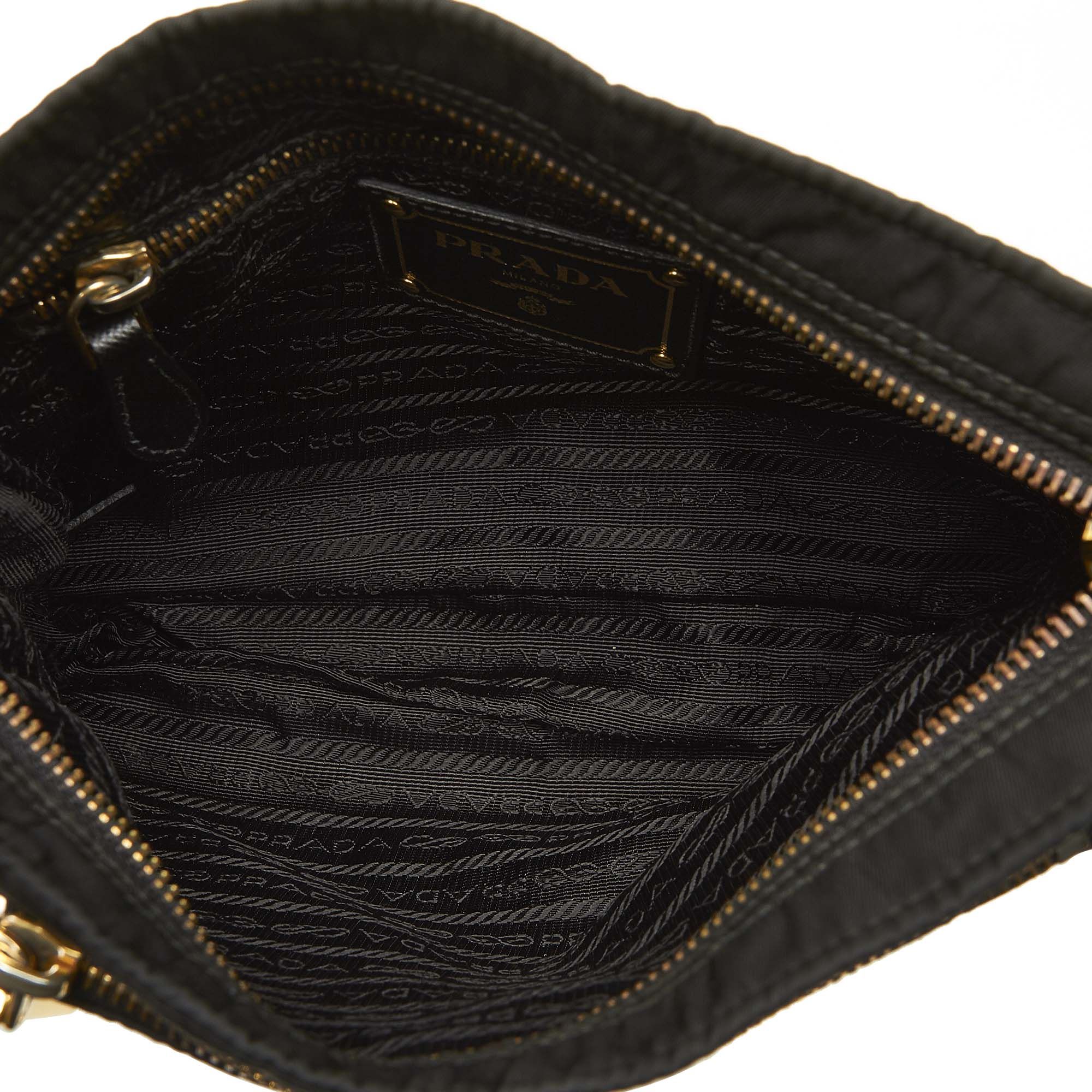 VINTAGE. RRP AS NEW. This crossbody bag features a nylon body, an exterior front zip pocket, a flat leather strap, a top zip closure, and an interior zip pocket.
Dimensions:
Length 20cm
Width 23cm
Depth 4cm
Shoulder Drop 55cm

Original Accessories: Authenticity Card

Serial Number: BT0693
Color: Black
Material: Fabric x Nylon
Country of Origin: Italy
Boutique Reference: SSU95257K1342


Product Rating: GoodCondition