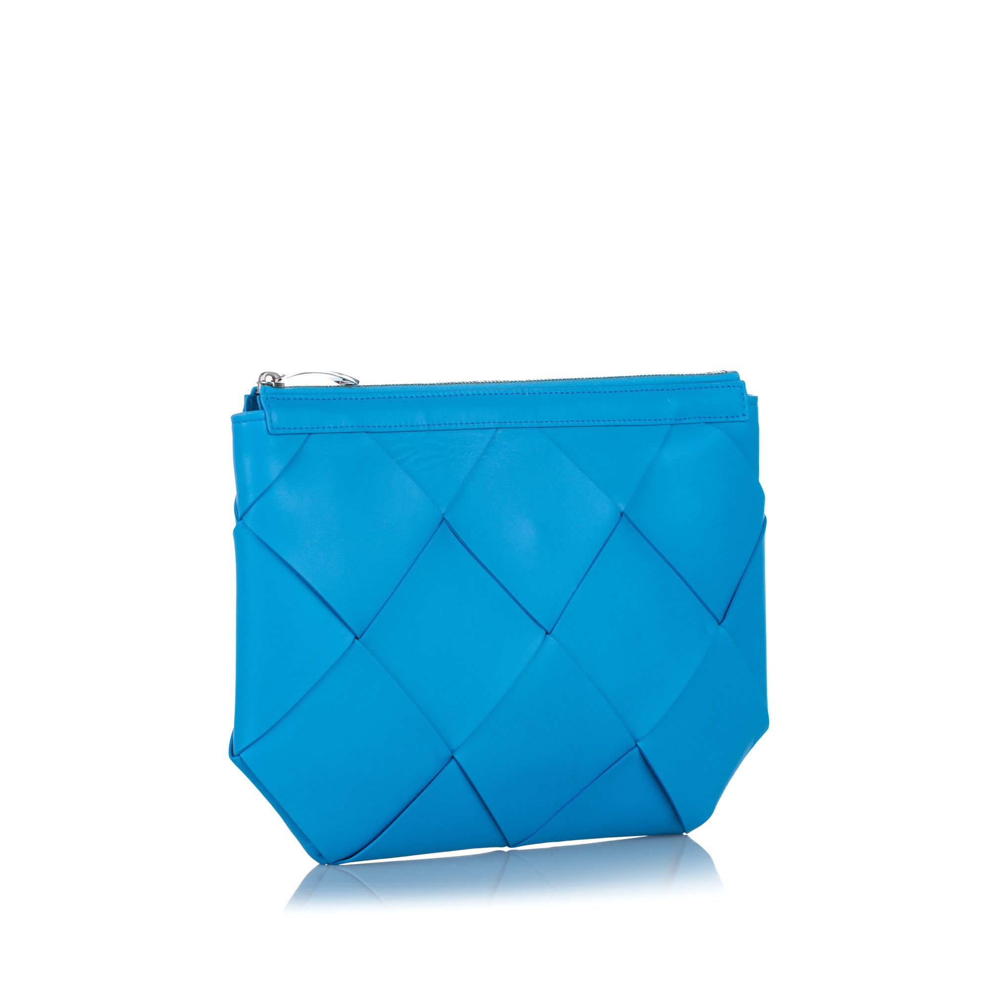 VINTAGE. RRP AS NEW. The Intrecciato clutch bag features a woven leather body and a top zip closure.
Dimensions:
Length 23cm
Width 33cm
Depth 2cm

Original Accessories: Dust Bag

Serial Number: PO1106039K
Color: Blue
Material: Leather x Calf
Country of Origin: ITALY
Boutique Reference: SSU102505K1342


Product Rating: GoodCondition
