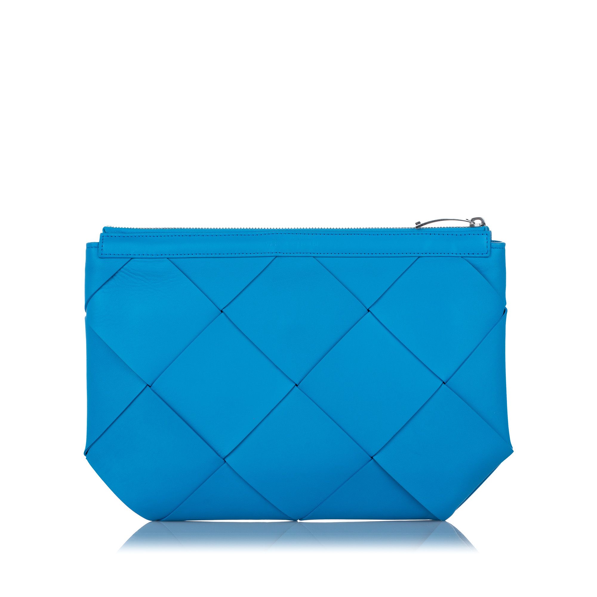 VINTAGE. RRP AS NEW. The Intrecciato clutch bag features a woven leather body and a top zip closure.
Dimensions:
Length 23cm
Width 33cm
Depth 2cm

Original Accessories: Dust Bag

Serial Number: PO1106039K
Color: Blue
Material: Leather x Calf
Country of Origin: ITALY
Boutique Reference: SSU102505K1342


Product Rating: GoodCondition