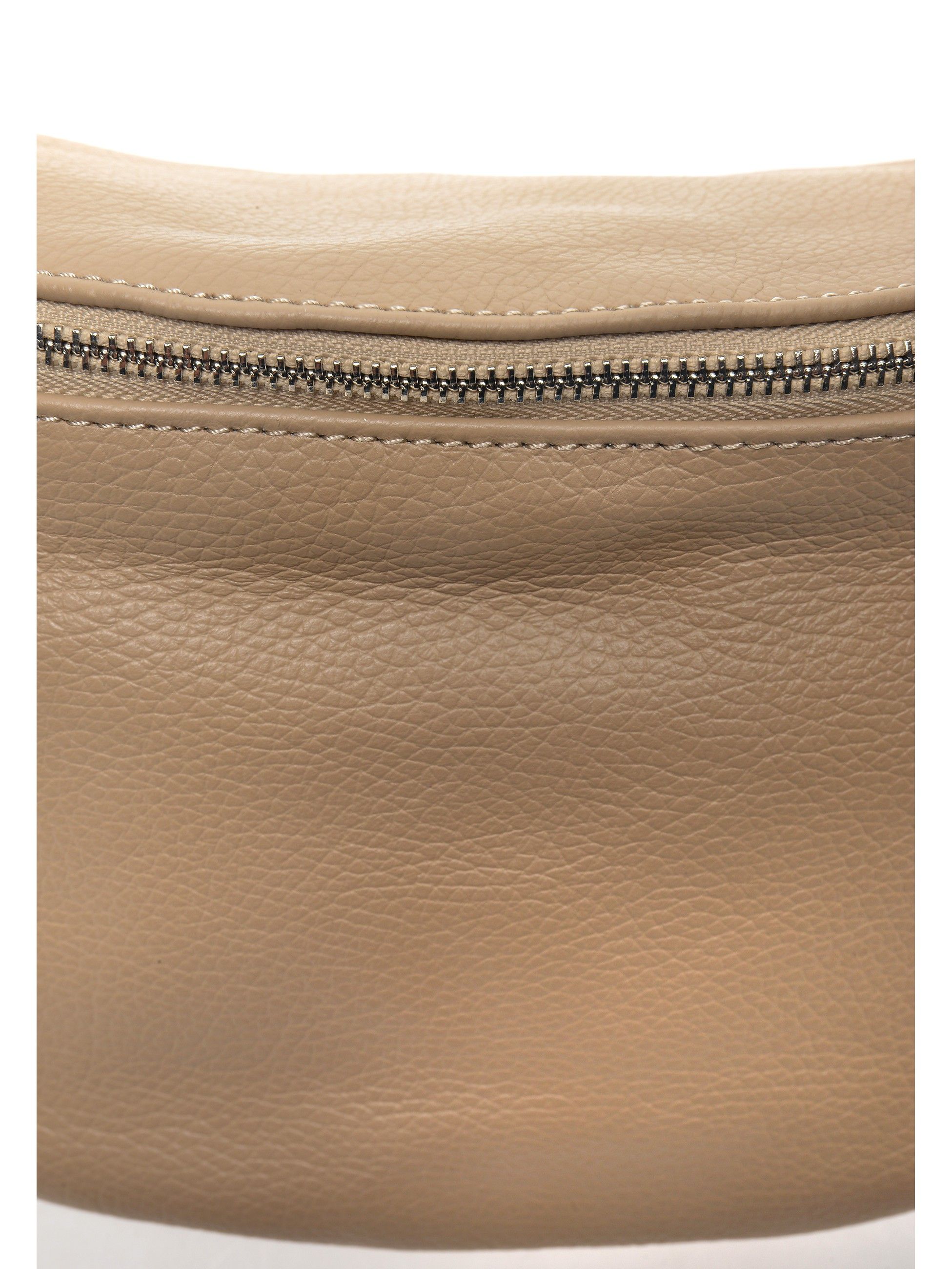 Waist Bag
100% cow leather
Front zip closure
Inner zipped compartment
Dimensions (L): 19x34 x / cm
Handle: /
Shoulder strap: 97 cm adjustable
