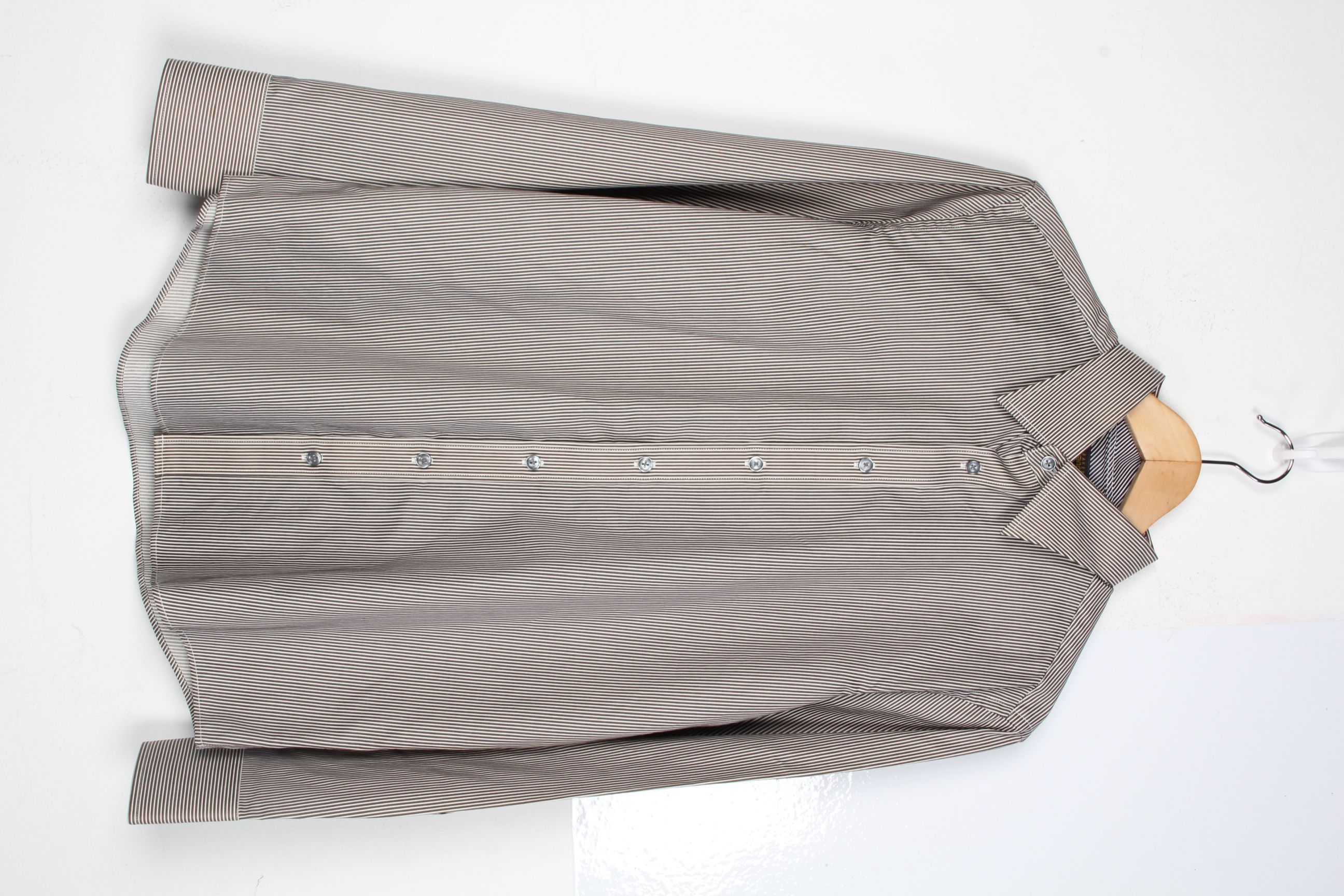 Ted Baker Stripes Shirts 
    Color: brown
    Material: Cotton
    Condition: new with tag
    Size: M
    
    Sign of wear: No
    5564 / SVSGCL36210 / null / null
     
 Product Id: 5564 
 Original Price: EUR 158