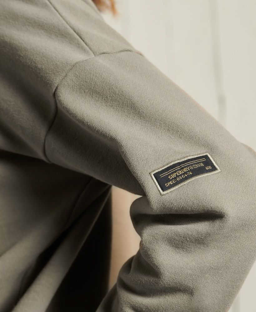 Inspired by military stories the Military Narrative Sweatshirt features ribbed detailing, a bold graphic and a signature logo badge.Boxy fit – looser and more flowing, for those times when you need room to moveRibbed crew necklineLong sleevesSignature logo badgeEmbroidered graphic