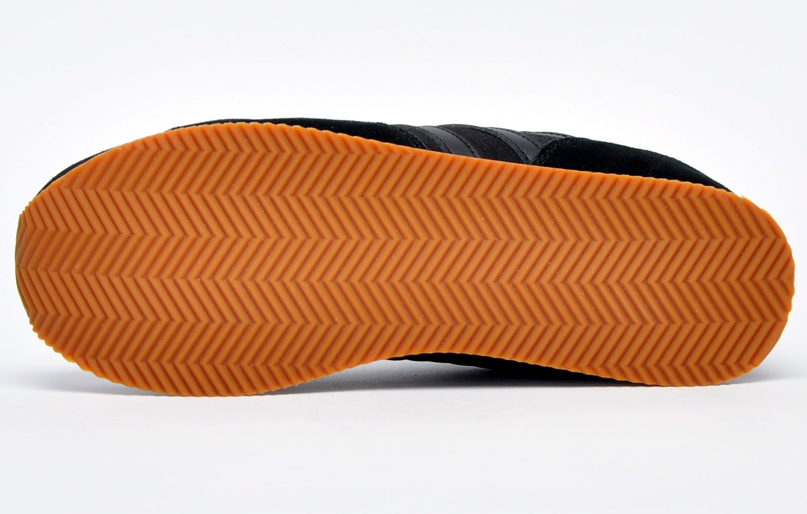 De K Swiss Court Casper is een klassieke sneaker gemaakt van een luxe wit leer/synthetisch mix bovenwerk met het iconische 5-strepen geperforeerde ontwerp van het merk dat de zijkanten siert, wat een ongerepte designerlook oplevert die iedereen met t