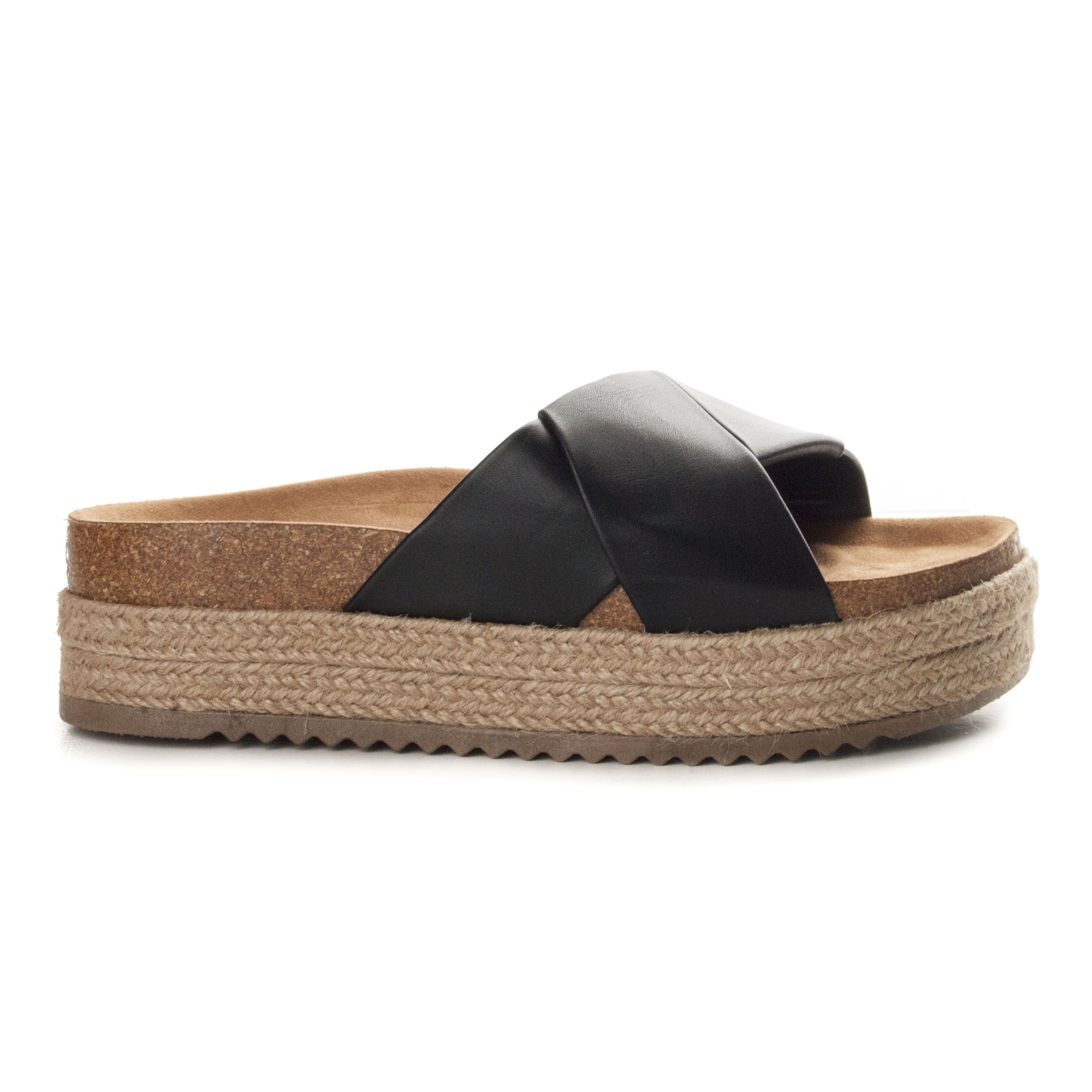 Sandal of esparto with soft suede plant, ideal for summer for its style and comfort. It consists of a platform, with the ideal height, for the day to day. With crossed strips simil skin. Trend this summer. Sandal that can not miss this summer in your closet.