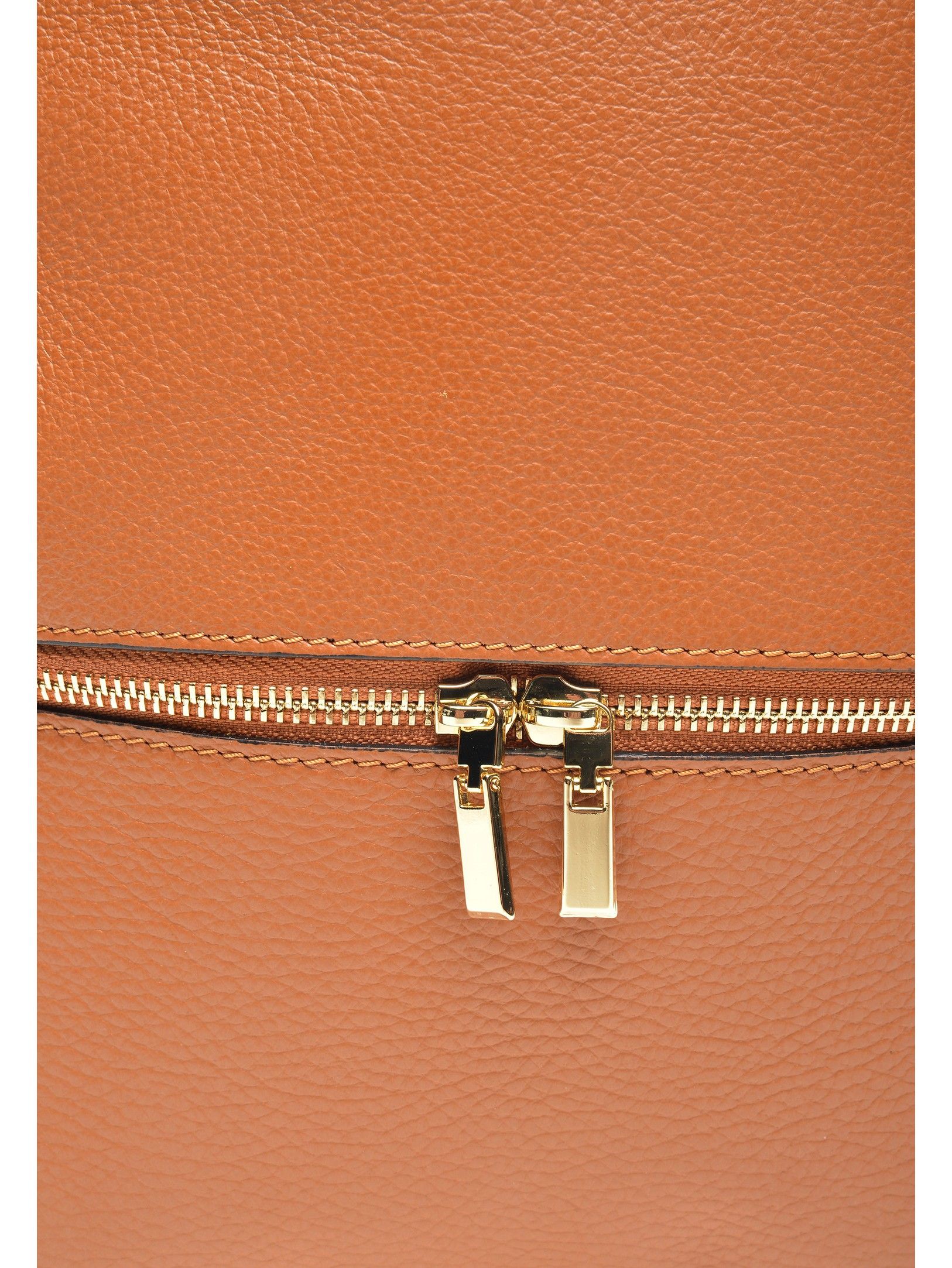 Backpack
100% cow leather
Top zip closure
Front zip pocket
Dimensions (L) 29x23x10 cm
Handle: 19.5 cm
Shoulder strap: 80cm x 4