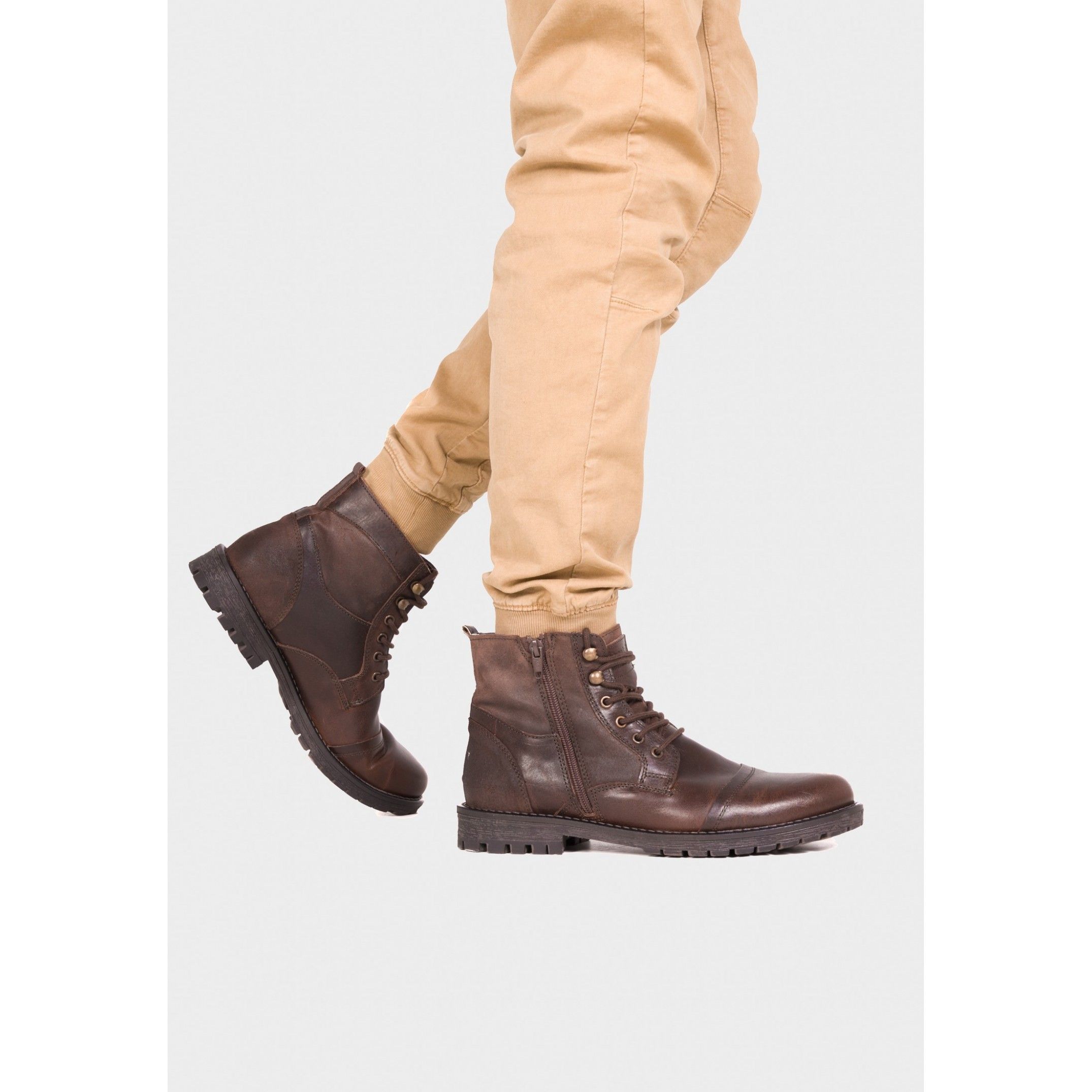 Leather boot by Son Castellanisimos. Closure: laces. Upper: leather. Innerr: textile. Insole: textile. Sole: non-slip. Heel: 3 cm. Made in Spain.