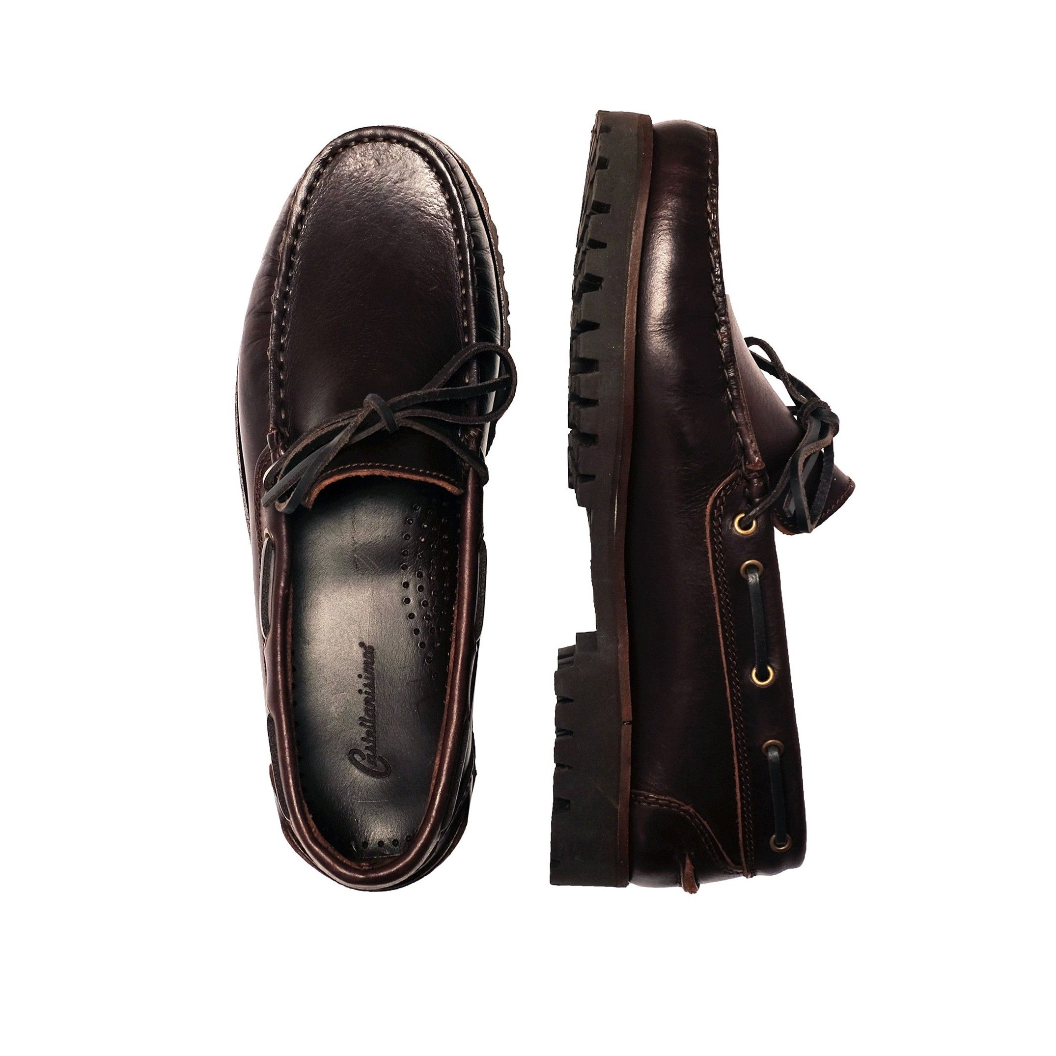 Boat shoes for men with laces closure. Upper and inner made of leather. Rubber sole. Made in Spain.