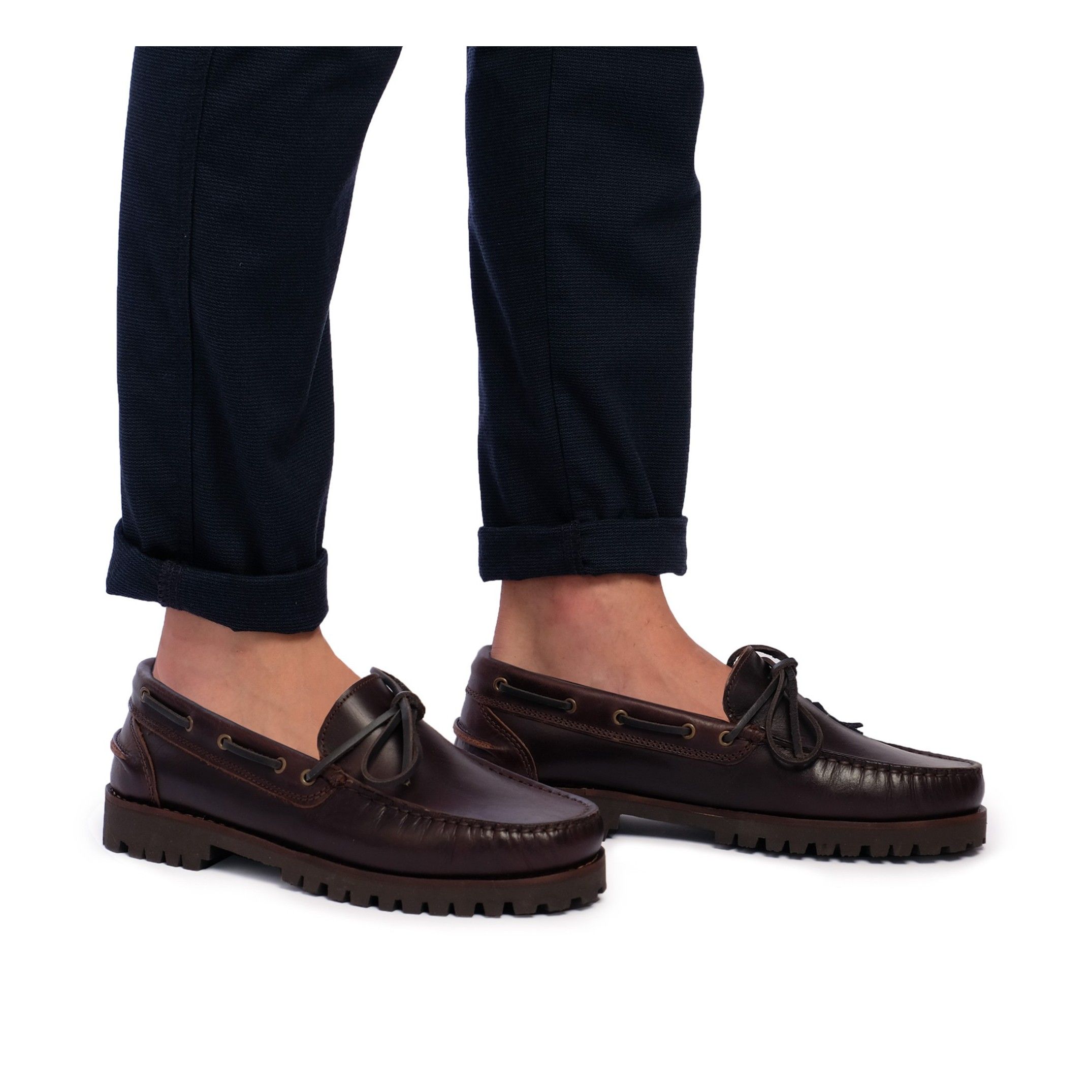 Boat shoes for men with laces closure. Upper and inner made of leather. Rubber sole. Made in Spain.